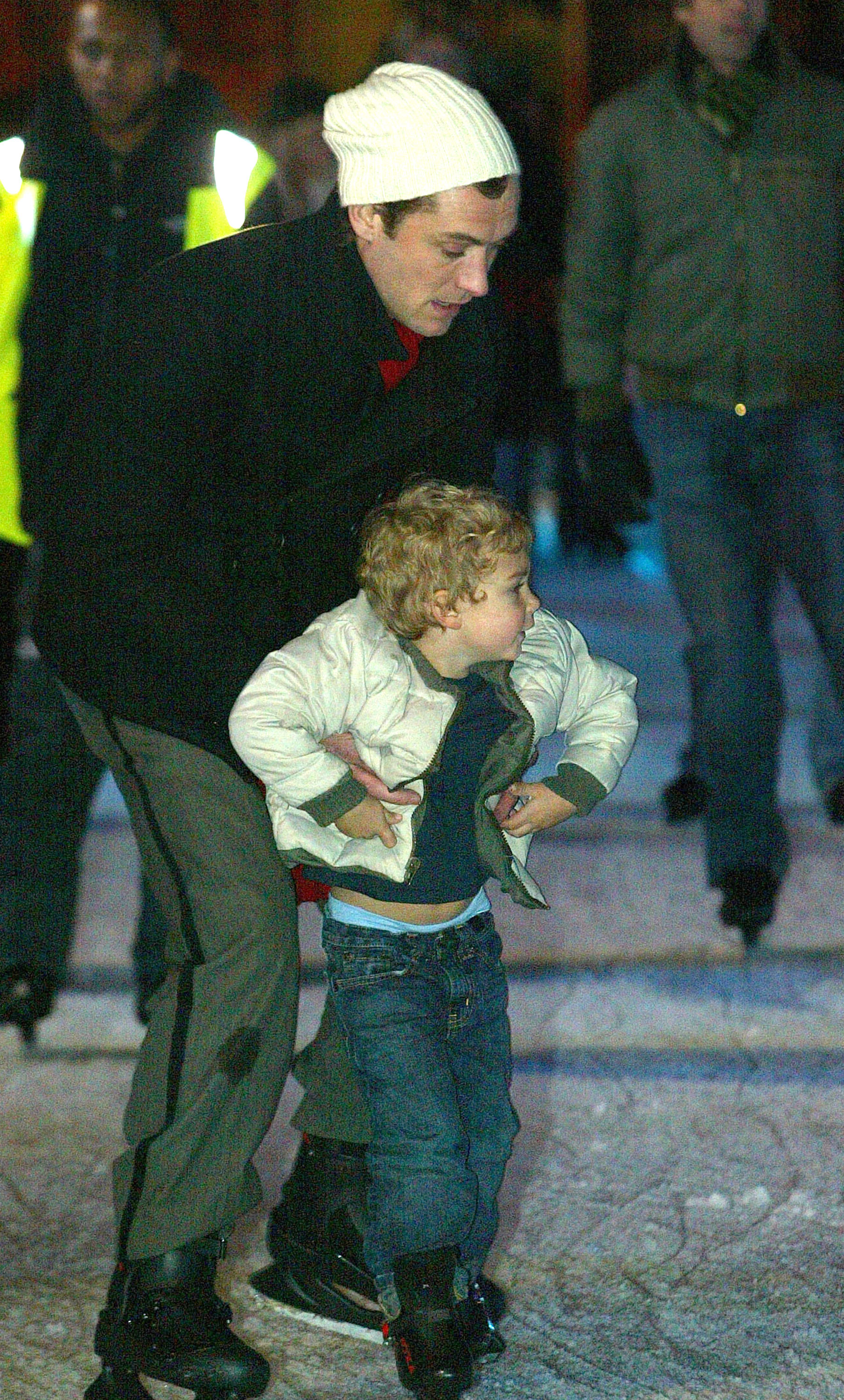 Jude Law avec sa famille à la patinoire de Londres en 2006 | Source : Getty Images