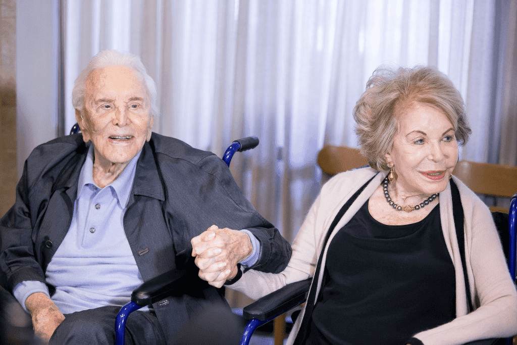 L'acteur Kirk Douglas et sa femme Anne Douglas assistent au 25ème anniversaire du Centre Anne Douglas à la Mission de Los Angeles le 4 mai 2017 à Los Angeles, Californie. | Photo : Instagram/Lola Marois