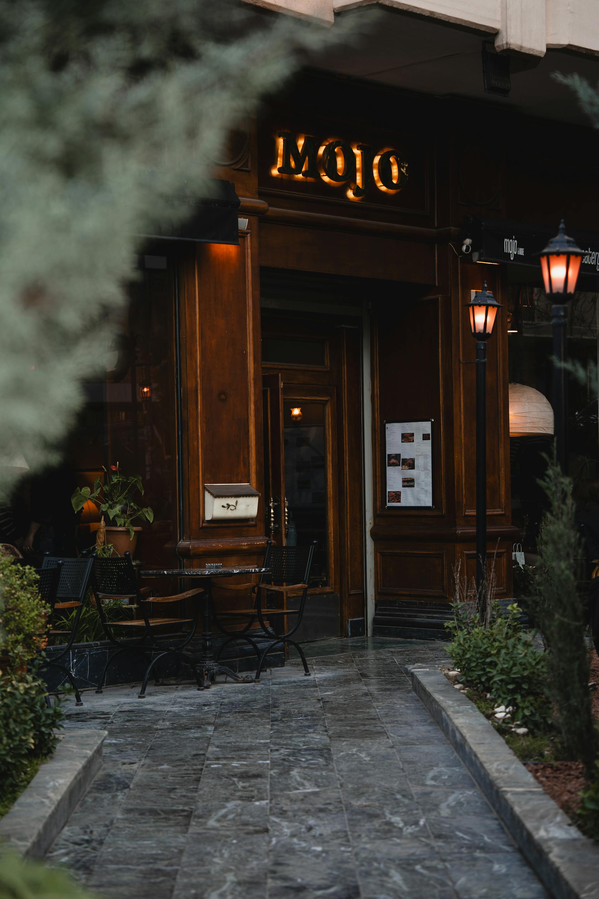 L'entrée d'un restaurant à l'atmosphère accueillante | Source : Pexels