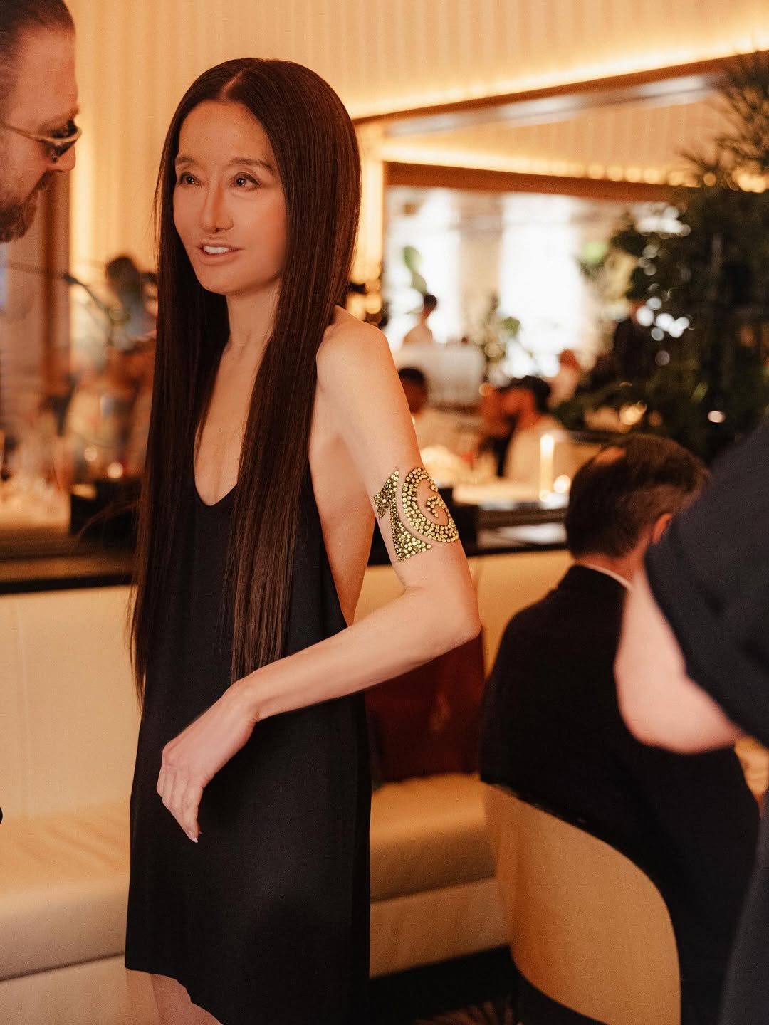 Vera Wang en train de discuter avec son ami, Guram Gvasalia, au restaurant Le Relais Plaza à Paris, en France, d'après sa publication du 28 juin 2025 | Source : Instagram/verawang