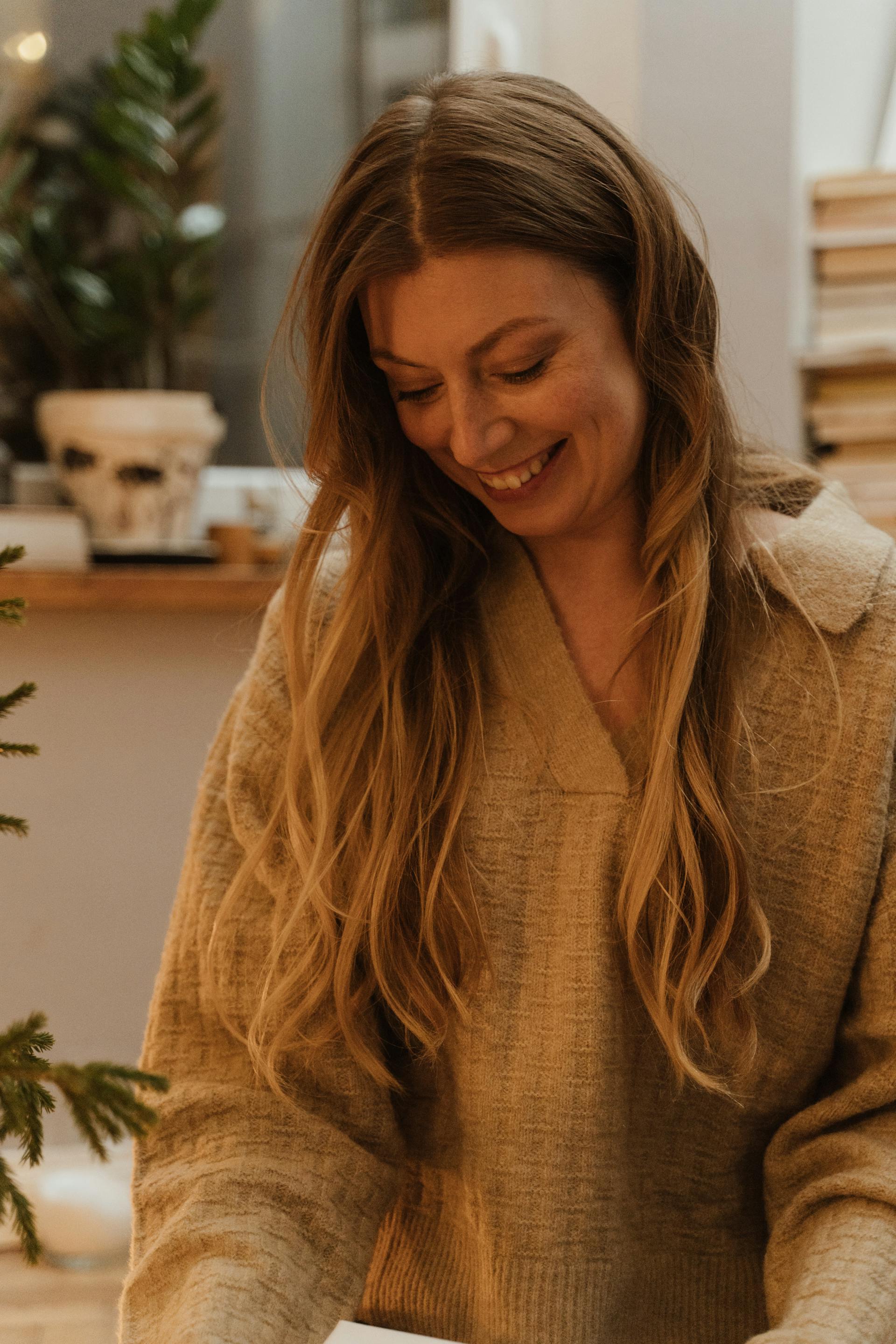 Une femme qui sourit devant quelque chose | Source : Pexels