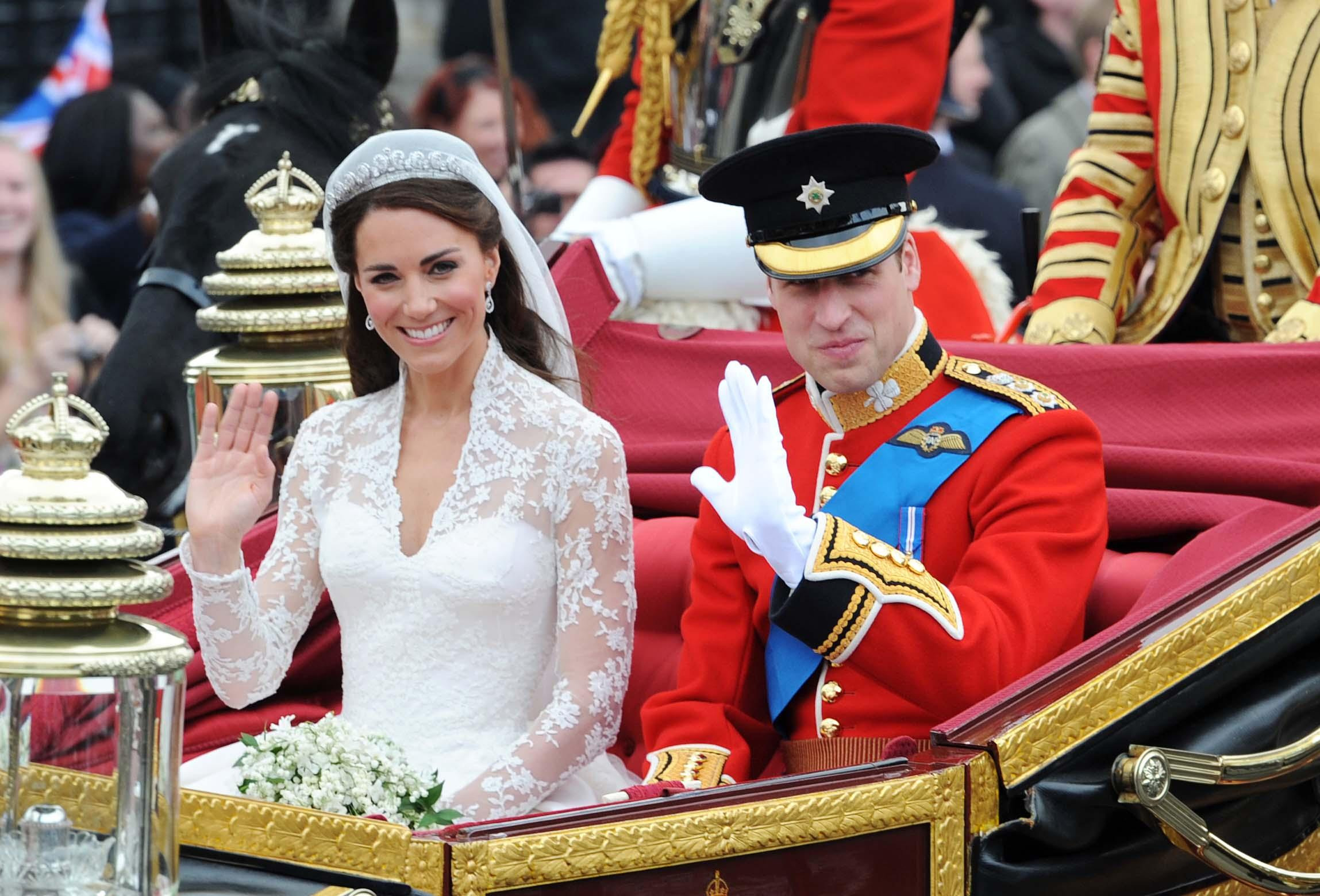 Catherine Middleton et le prince William quittent l'abbaye de Westminster à Londres, en Angleterre, le 29 avril 2011 | Source : Getty Images