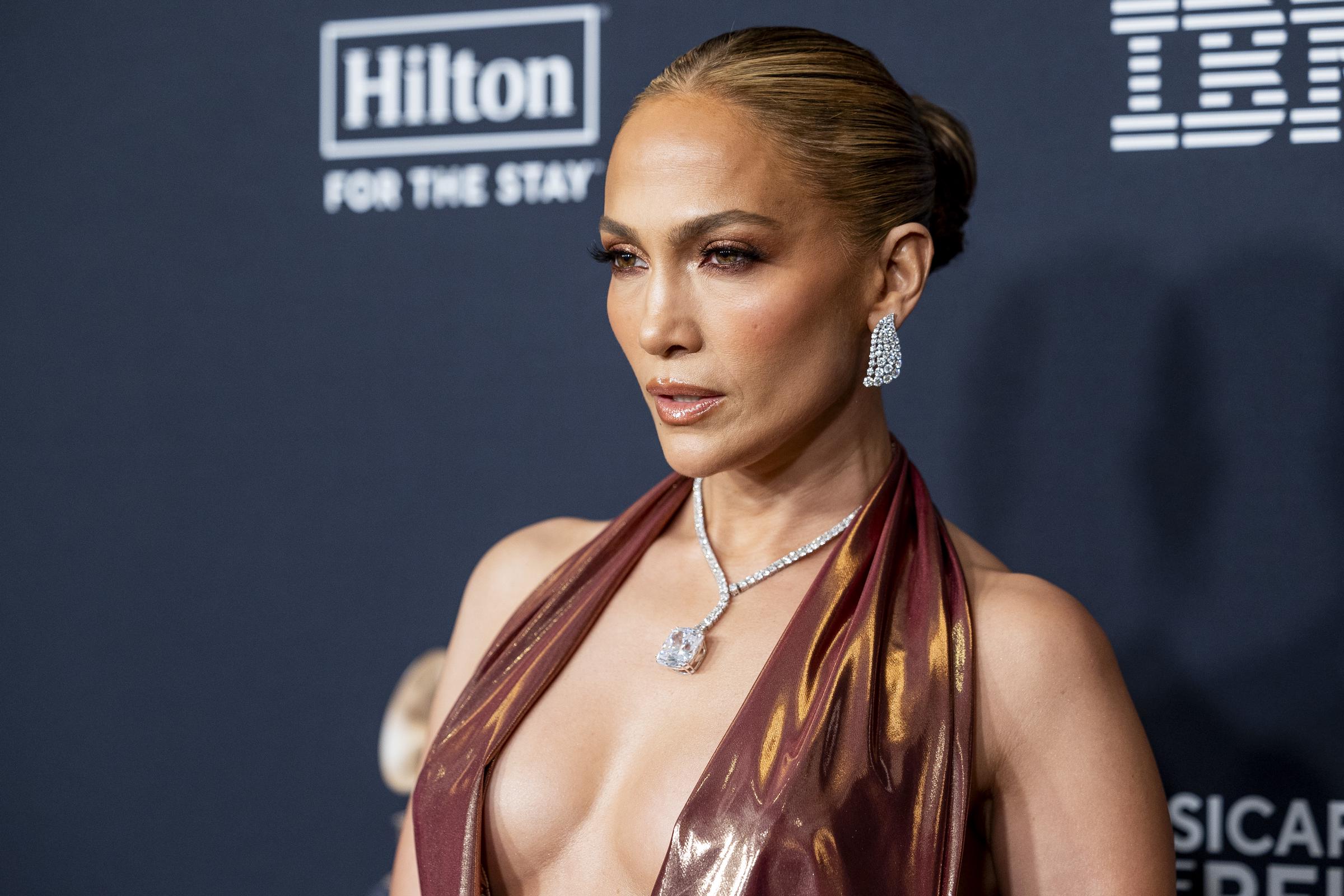 Jennifer Lopez pose sur le tapis des Grammys. | Source : Getty Images