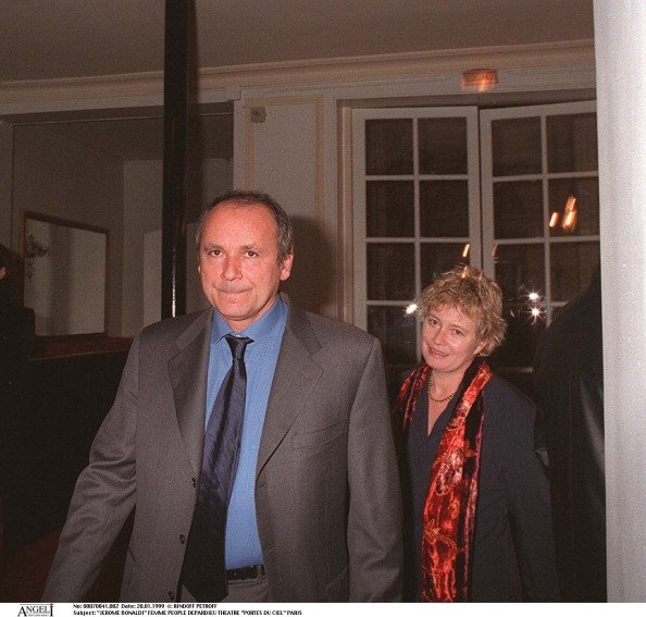 Jerome Bonaldi et sa femme au Théâtre de Paris Production des Portes Du Ciel 1999. | Photo : Getty Images