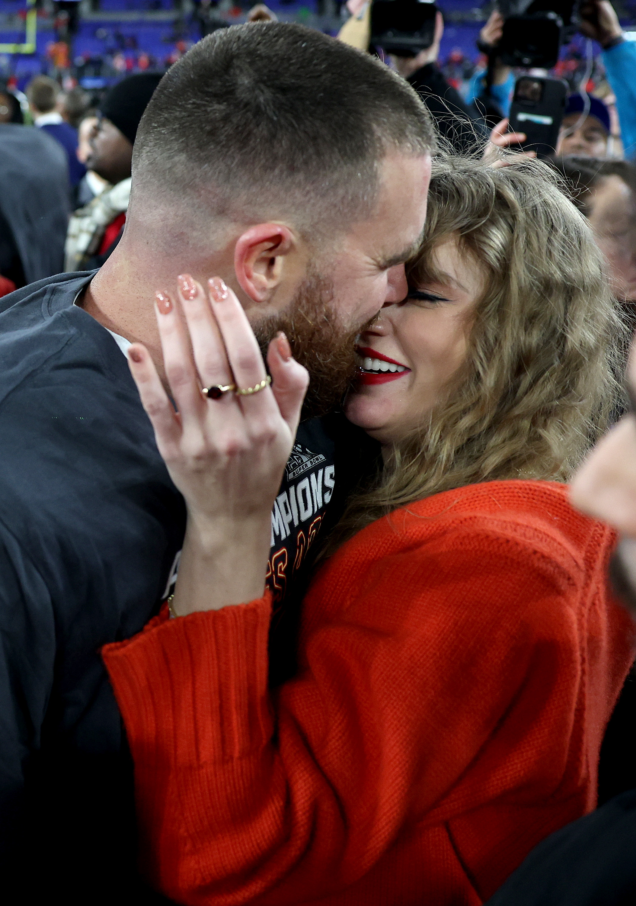 Travis Kelce célèbre avec Taylor Swift après une victoire 17-10 contre les Baltimore Ravens dans le match de championnat AFC à Baltimore, Maryland, le 28 janvier 2024 | Source : Getty Images