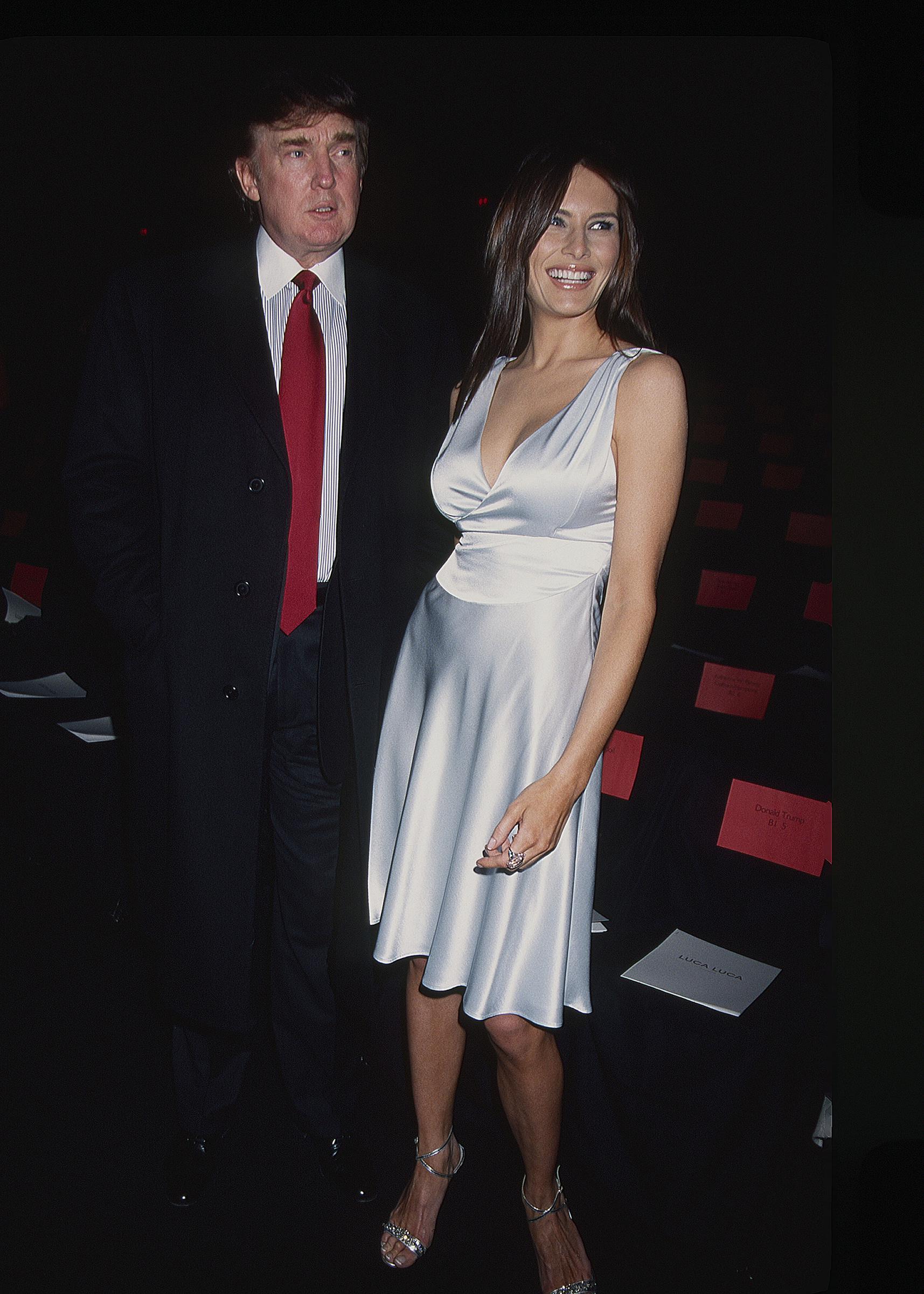 Donald et Melania Trump lors d'un défilé de mode de Marc Jacobs à New York en 1998. | Source : Getty Images