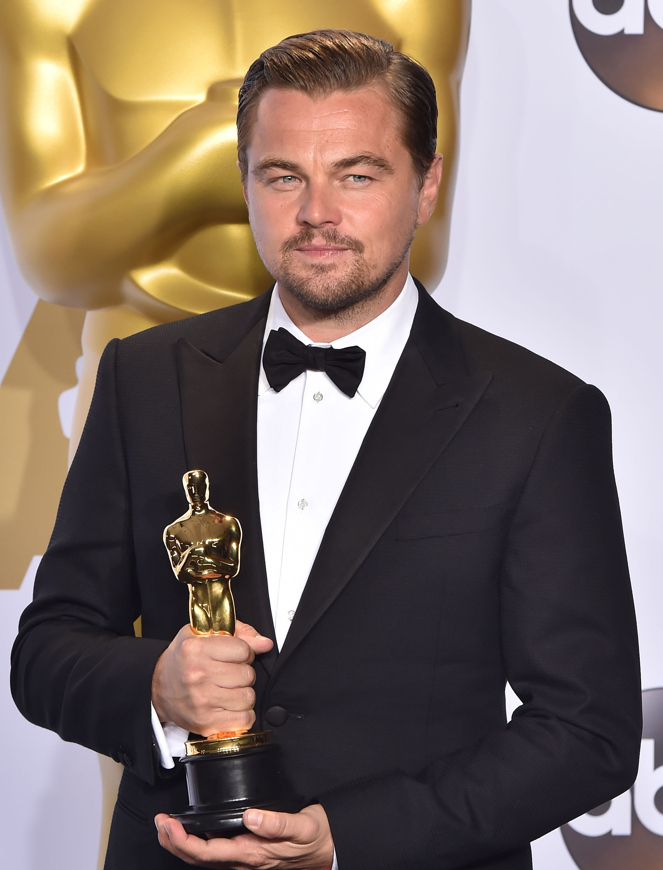 Leonardo DiCaprio pose avec sa statuette dorée lors de la 88e cérémonie annuelle des Oscars, le 28 février 2016 | Source : Getty Images