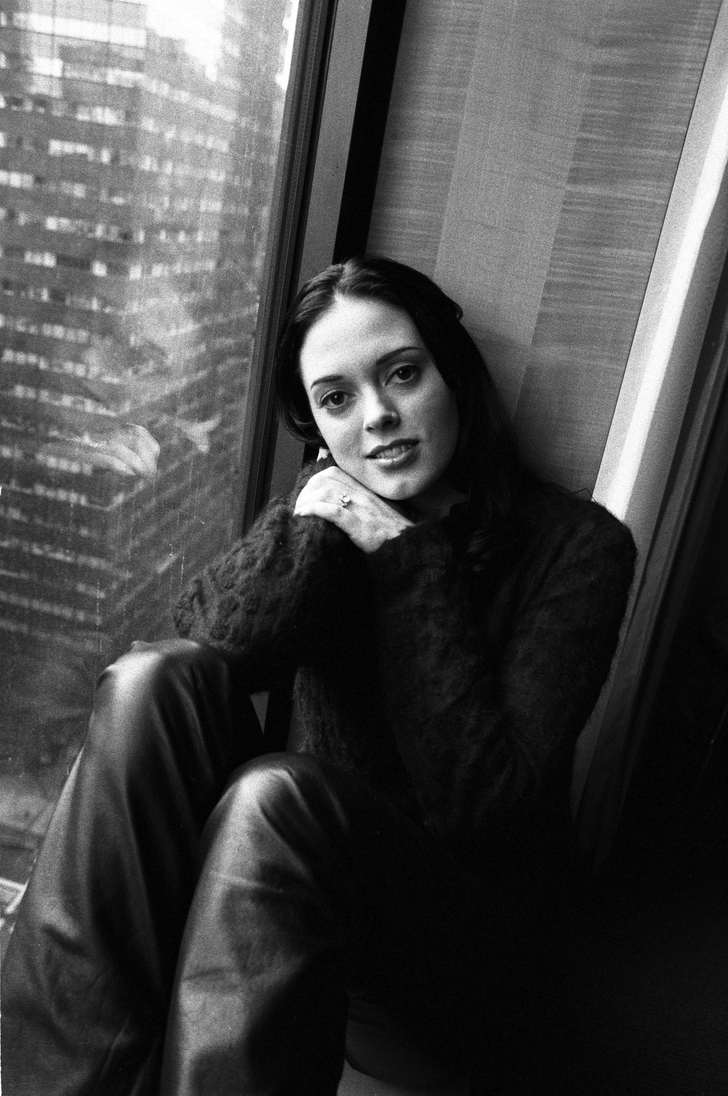 Rose McGowan pose pour un portrait à New York en février 1999. | Source : Getty Images