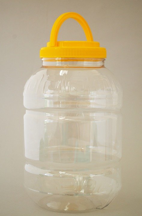 Un bocal en plastique. | Photo : Pixabay