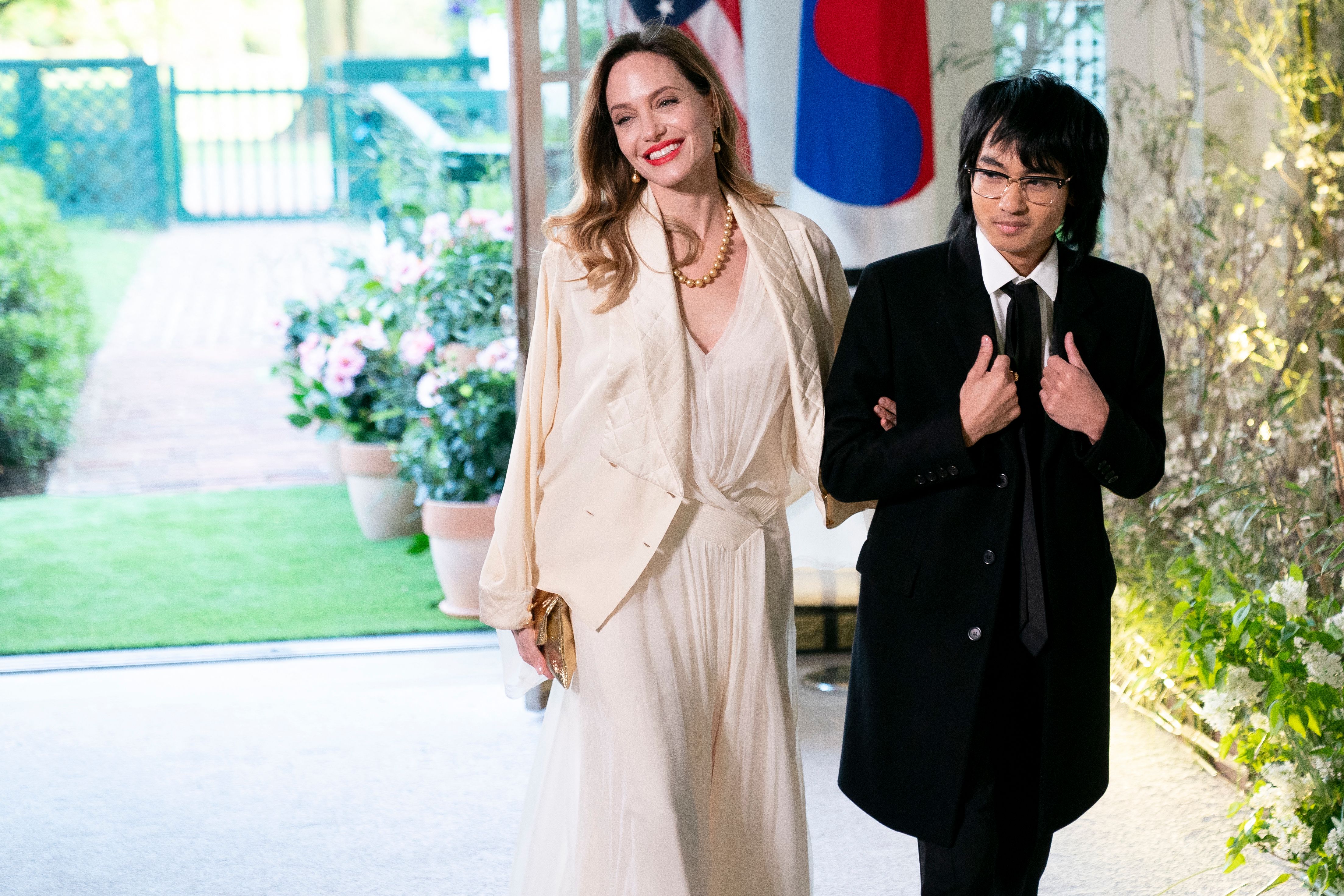 Angelina Jolie et son fils Maddox au dîner d'État en l'honneur du président sud-coréen Yoon Suk Yeol, à la Maison Blanche à Washington, DC en 2023 | Source : Getty Images