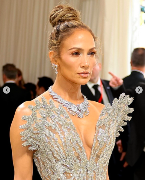 Jennifer Lopez posant pour une photo au Met Gala, postée le 7 mai 2024 | Source : Instagram/jlo