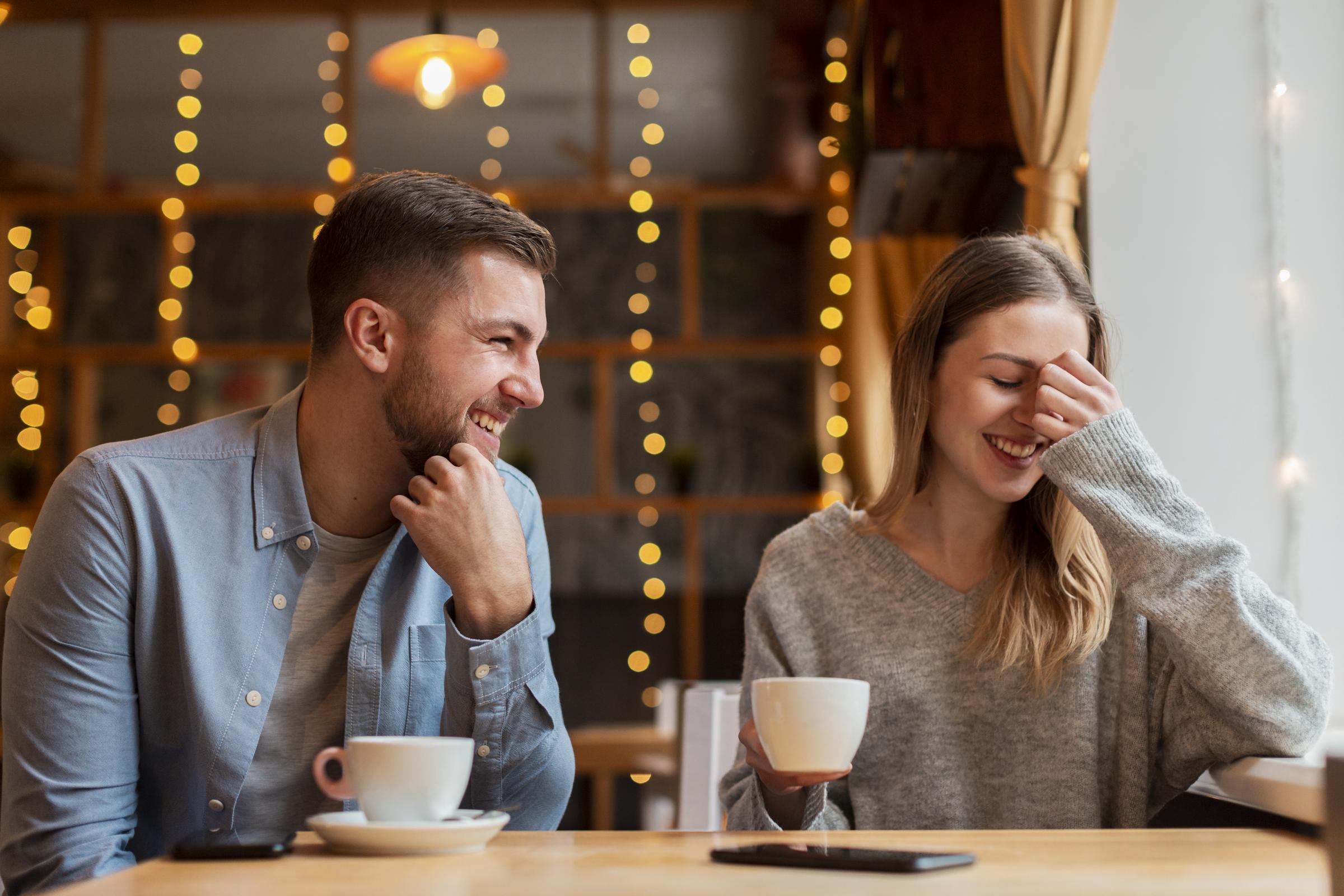 Un couple qui passe un bon moment autour d'un café | Source : Freepik