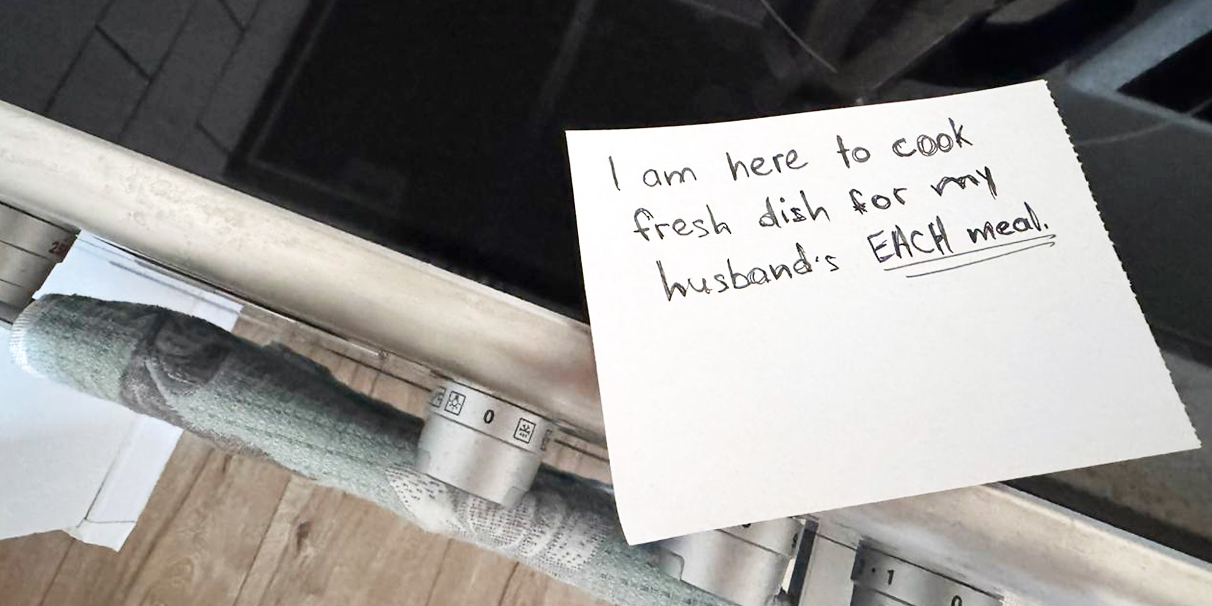 Une note autocollante sur une cuisinière | Source : Le Célébriste