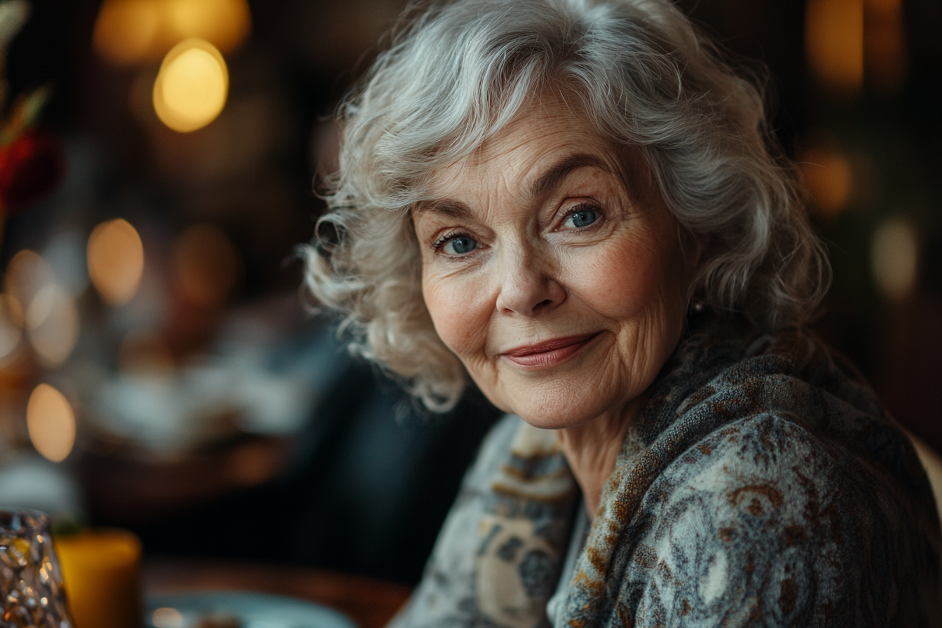 Femme âgée souriante | Source : Midjourney