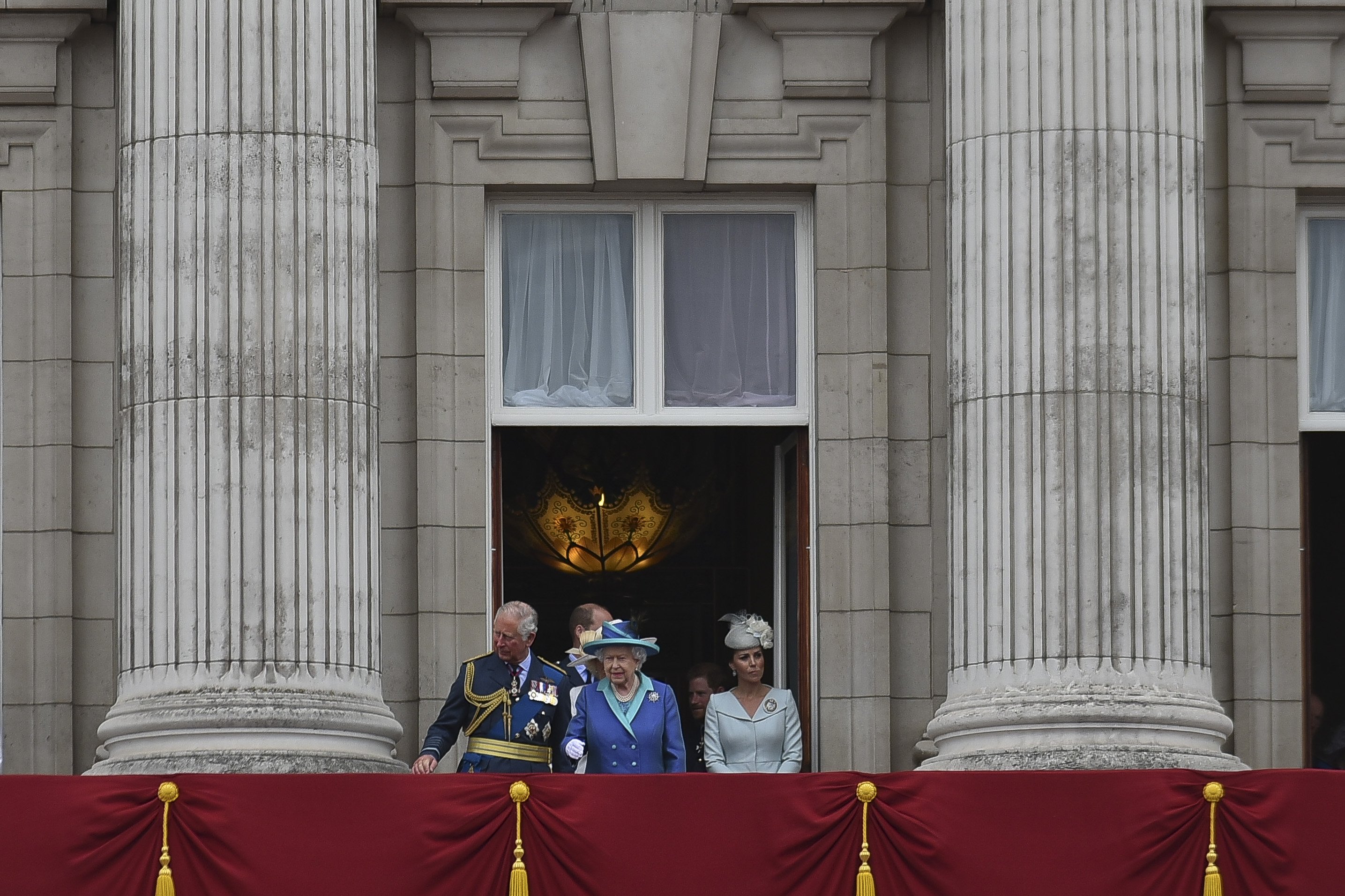 La reine Elizabeth II photographiée arrivant avec d'autres membres de la famille royale sur le balcon du palais de Buckingham pour assister à un défilé aérien militaire marquant le centenaire de la Royal Air Force (RAF), le 10 juillet 2018 à Londres, en Angleterre. | Source : Getty Images