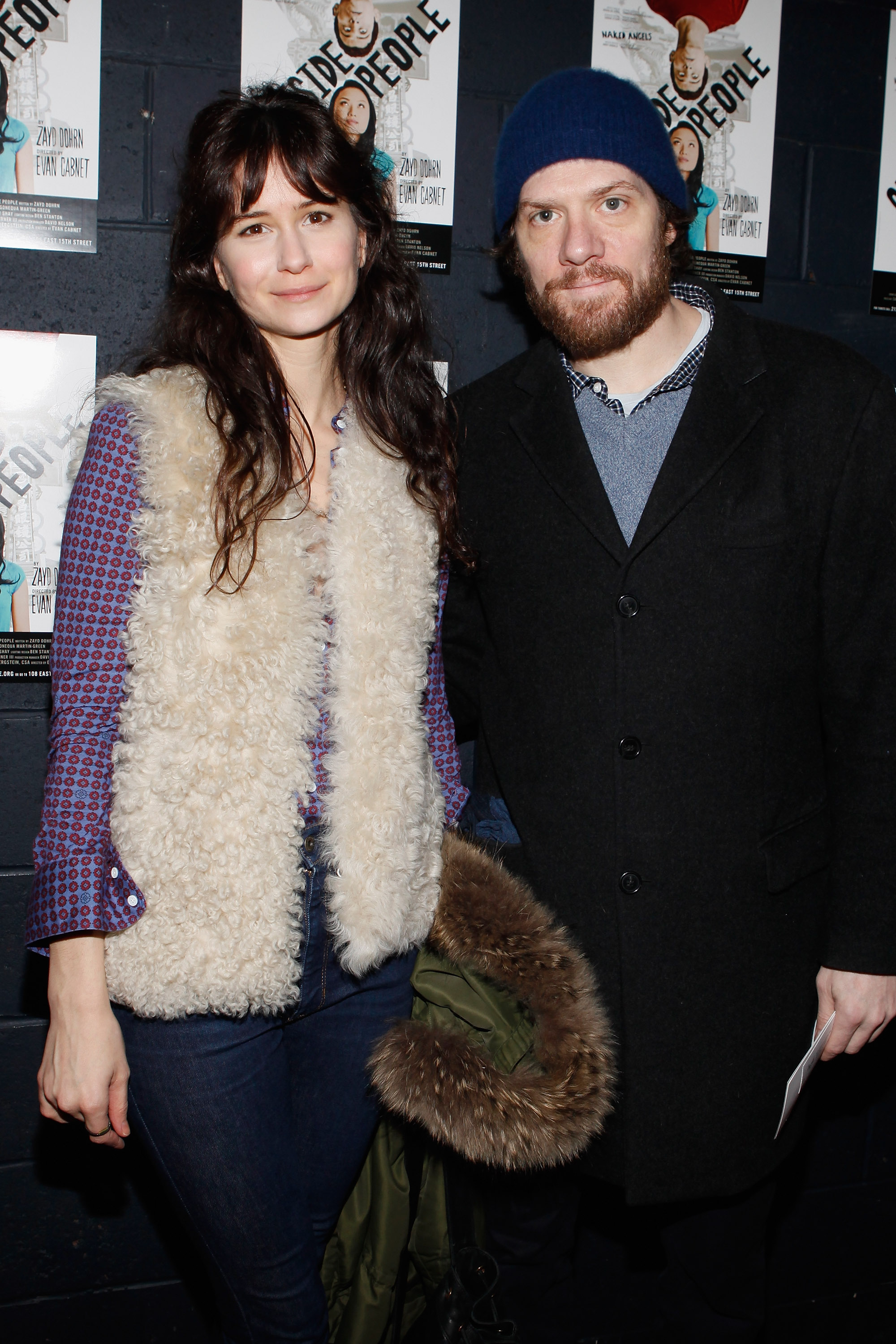 Katherine Waterston et Adam Rapp prennent la pose lors de la soirée d'ouverture de "Outside People" au Vineyard Theatre, le 10 janvier 2012, à New York : Getty Images