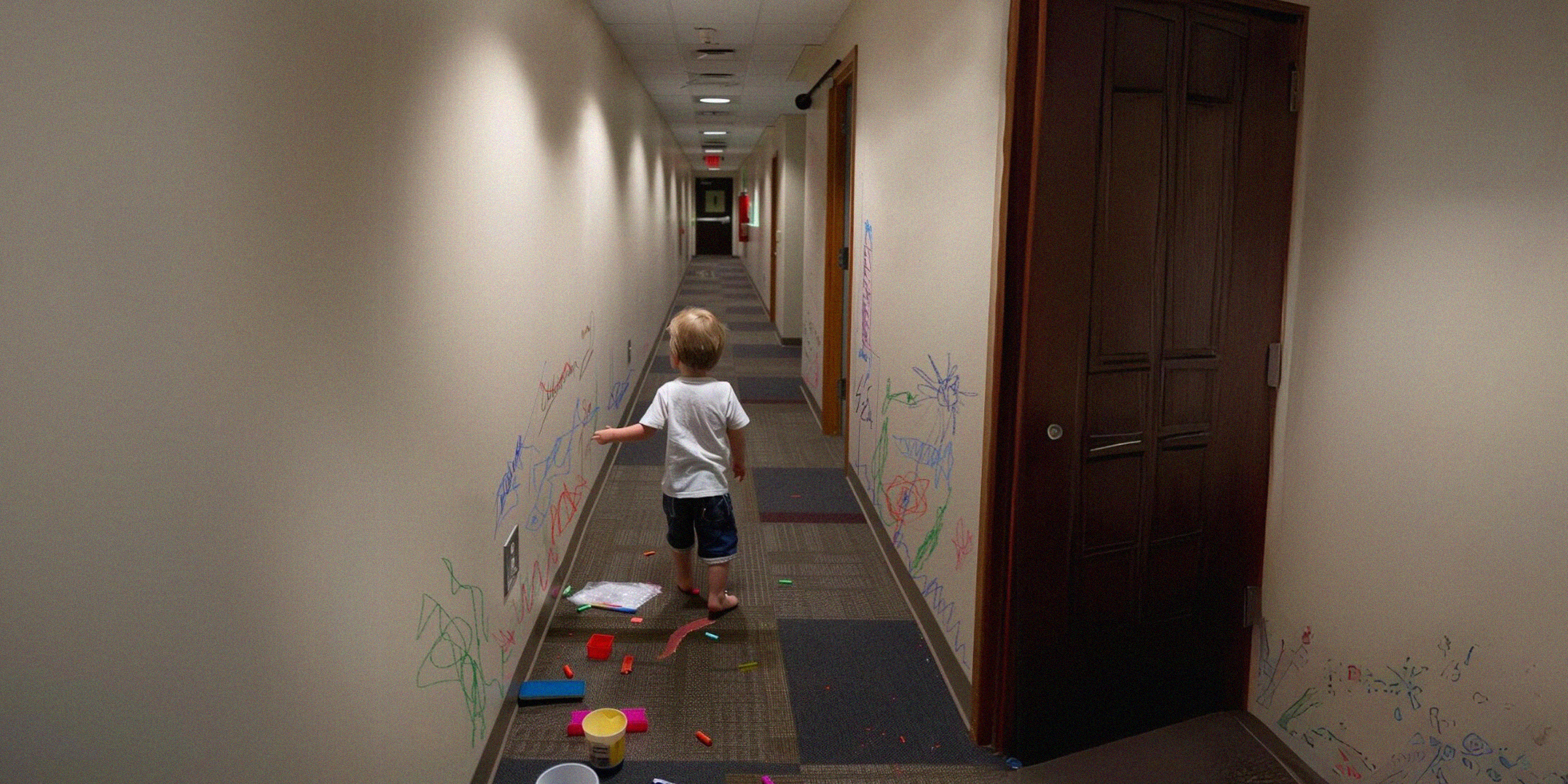 Un petit garçon qui dessine sur les murs du couloir | Source : AmoMama