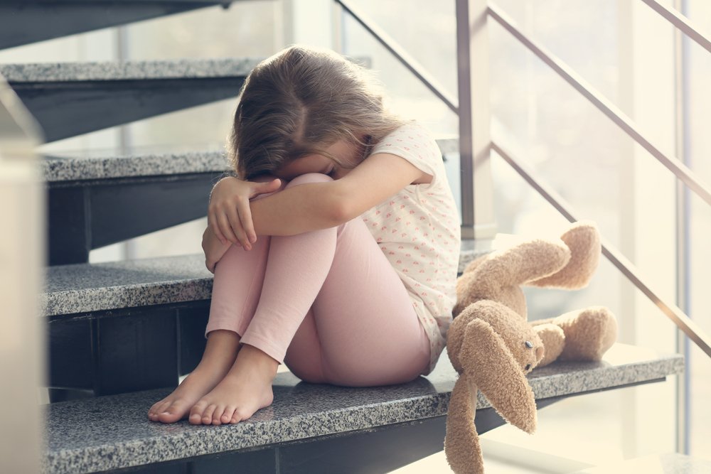 Petite fille triste. | Photo : Shutterstock