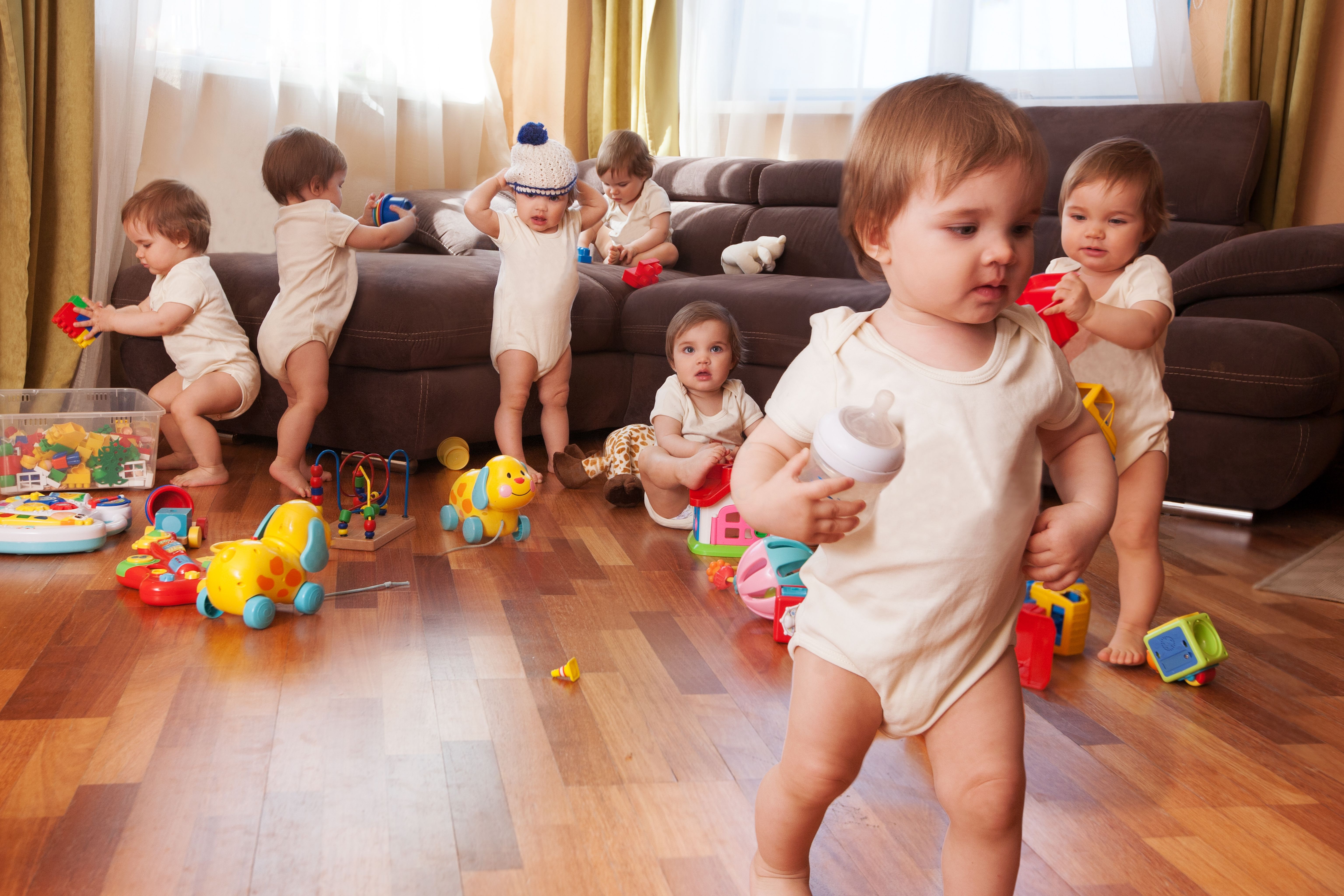 Plusieurs bambins en train de jouer | Source : Shutterstock
