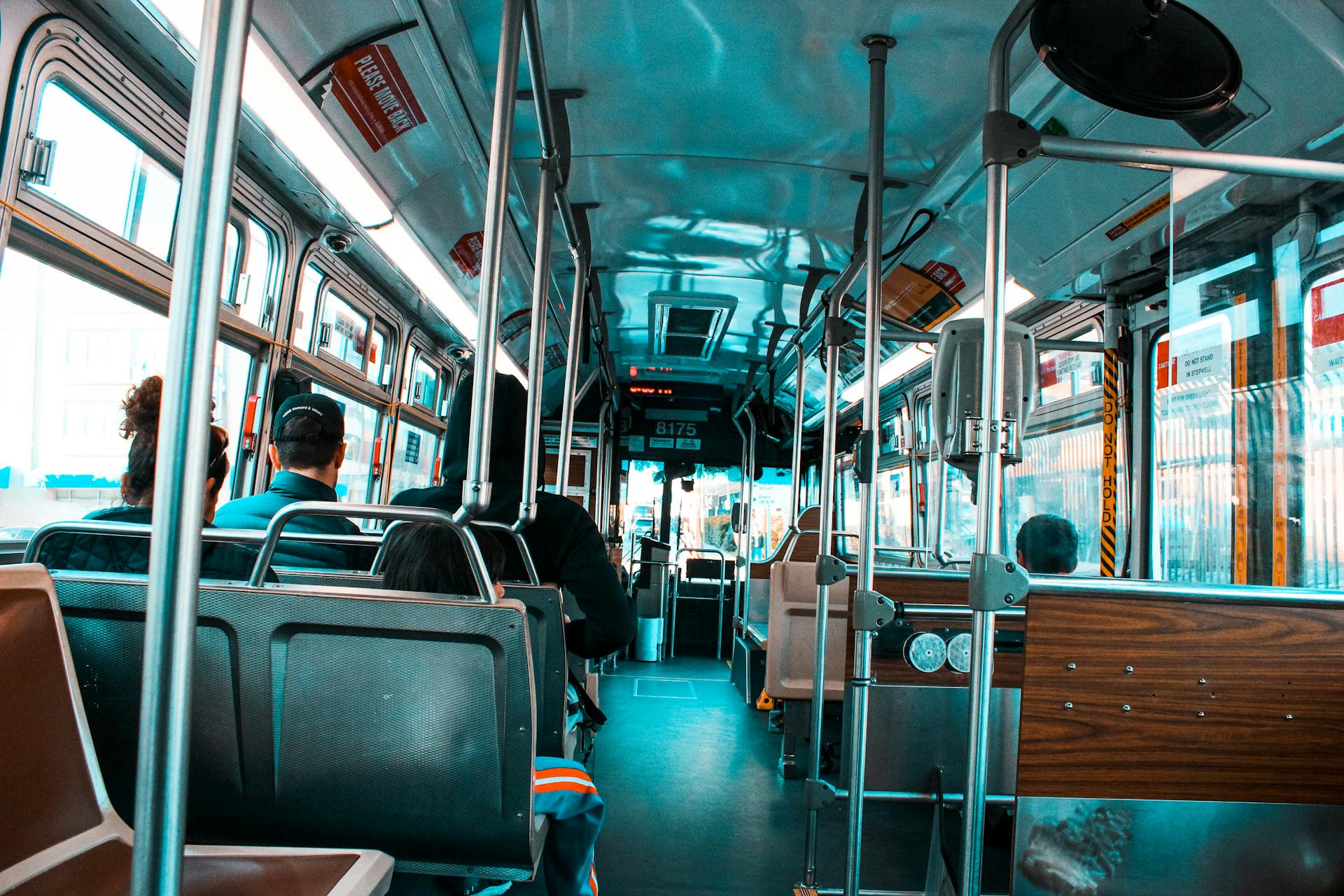 L'intérieur d'un bus public | Source : Pexels