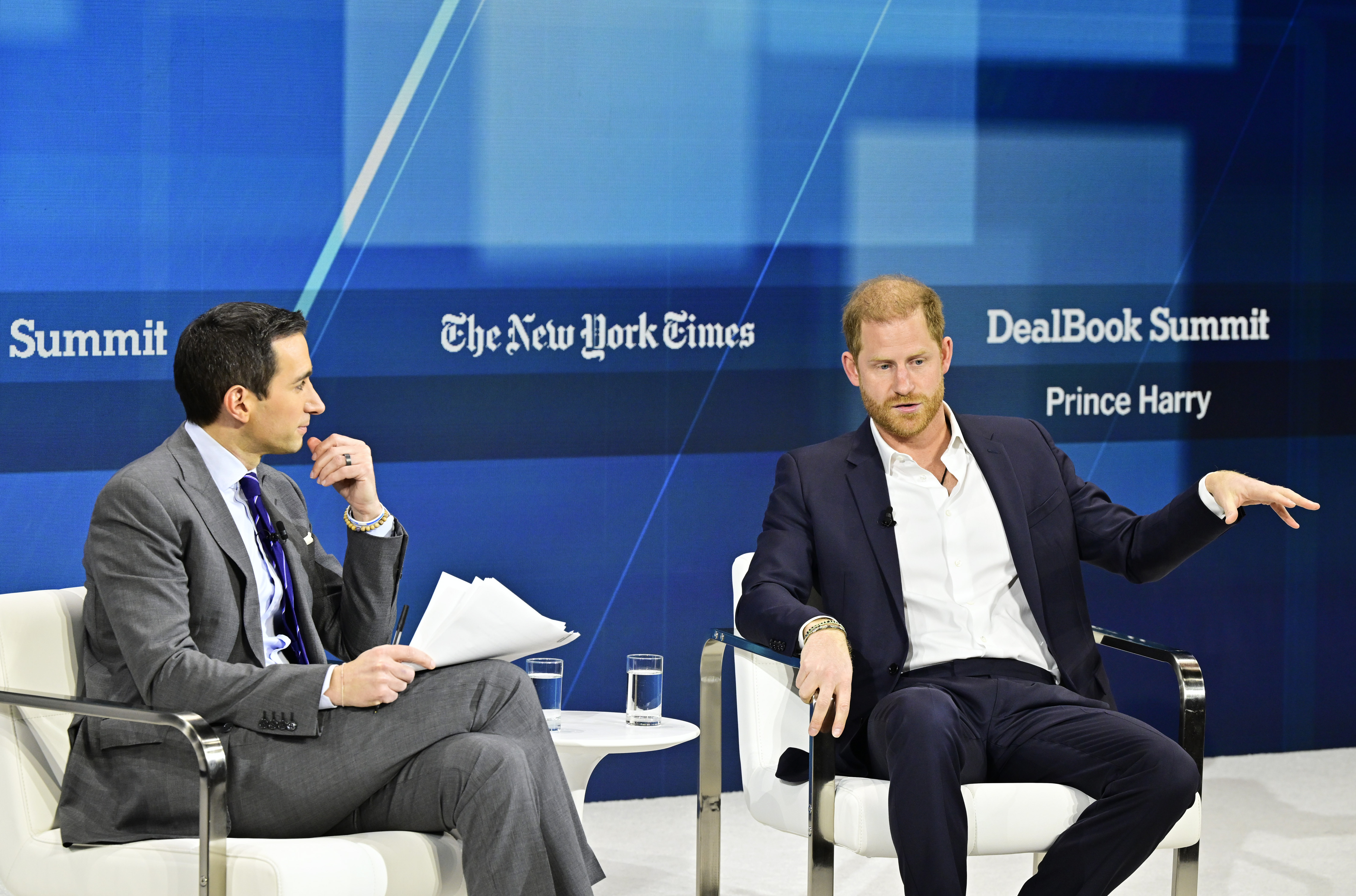 Andrew Ross Sorkin et le prince Harry conversant lors du sommet du New York Times Dealbook à New York, le 4 décembre 2024 | Source : Getty Images