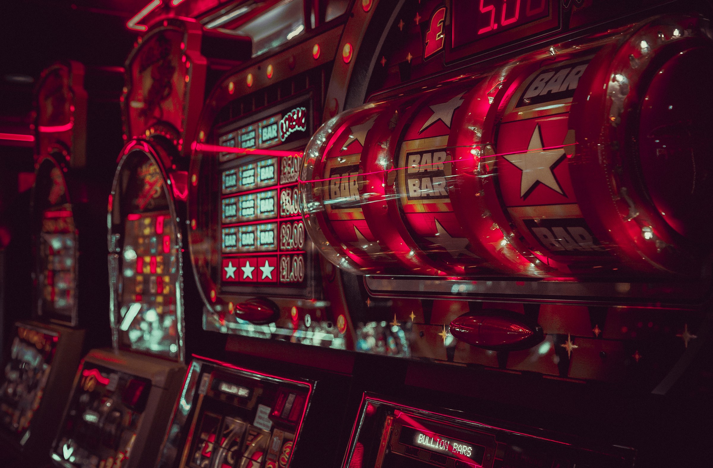Machines à sous dans un casino | Source : Unsplash
