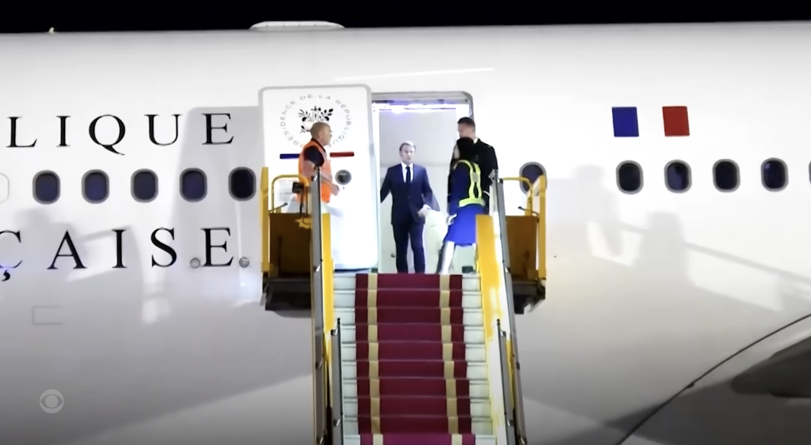 L'altercation controversée d'Emmanuel et Brigitte dans un avion, tirée d'une vidéo datant du 27 mai 2025. | Source : YouTube/CBS News