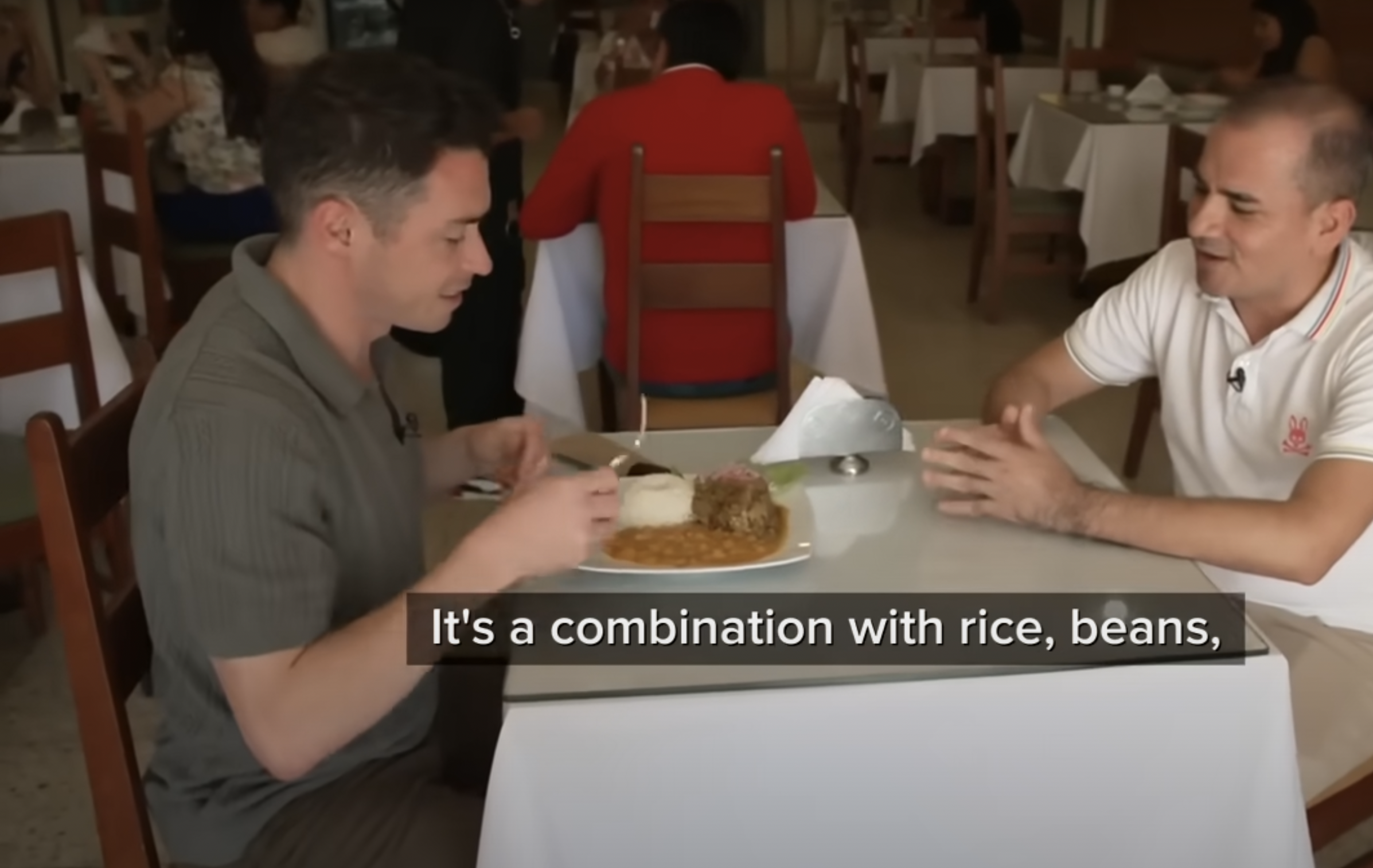 Capture d'écran d'un journaliste dégustant le plat simple composé de riz, de haricots et de viande de chèvre, le plat préféré du pape Léon XIV, extrait d'une vidéo datée du 13 mai 2025. | Source : YouTube/ABC News
