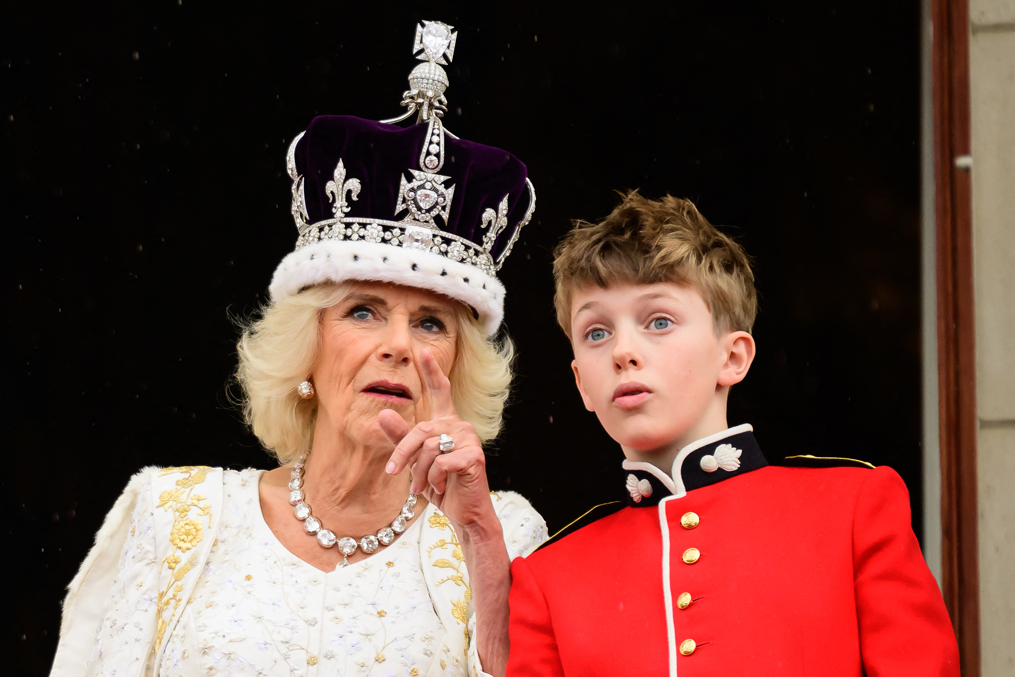 La reine Camilla et son petit-fils, Freddy Parker Bowles, sur le balcon du palais de Buckingham à Londres, après son couronnement, le 6 mai 2023. | Source : Getty Images