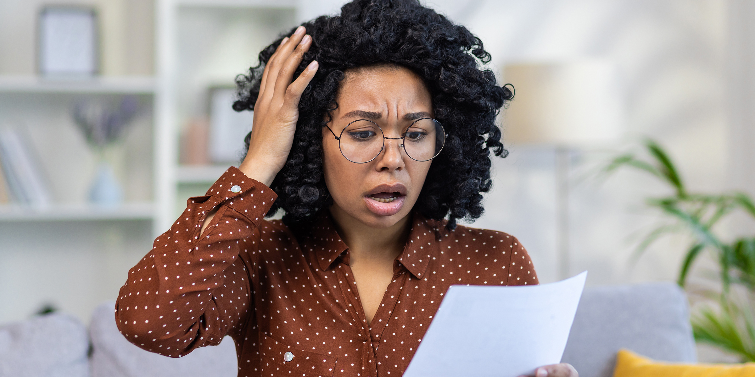 Une femme regarde un document | Source : Shutterstock