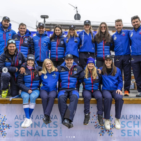 Matilde Lorenzi posant pour une photo avec des camarades du Centro Sportivo Esercito, postée le 29 octobre 2024 | Source : Instagram/centrosportivoesercito