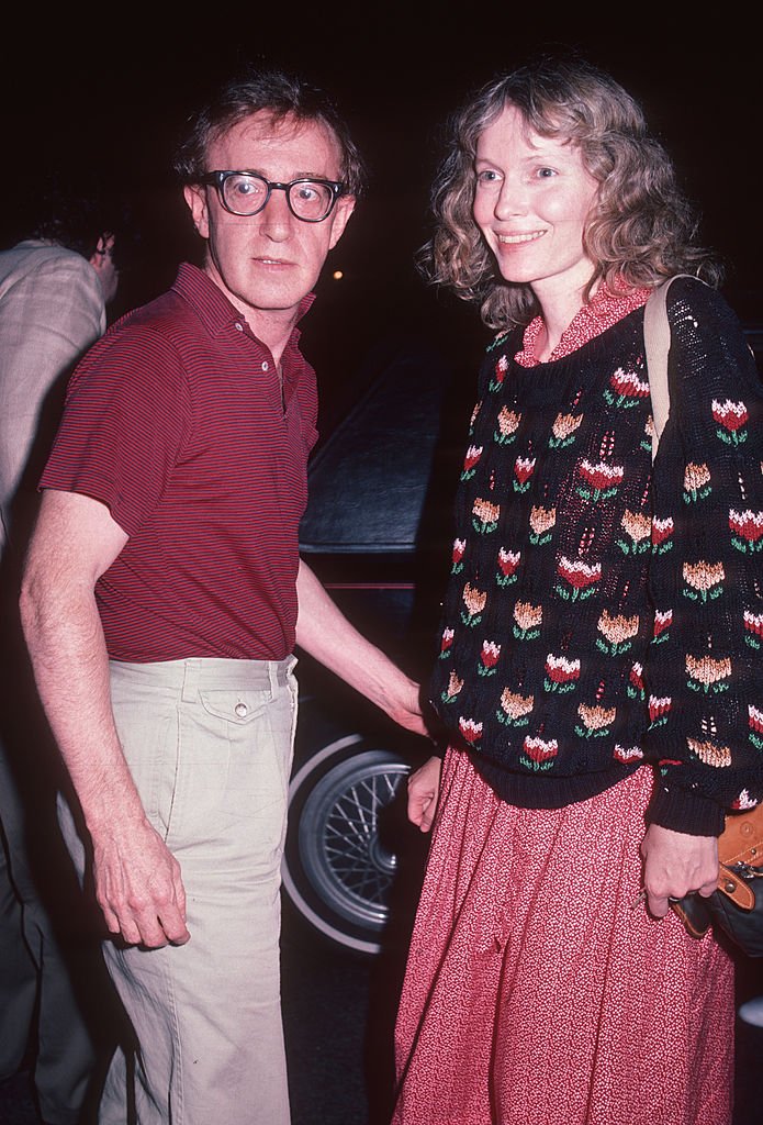 L'acteur Woody Allen et l'actrice Mia Farrow aperçus le 20 juillet 1985 au restaurant Elaine's à New York. | Photo : Getty Images