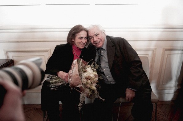 Michel Galabru et son épouse reçoivent la Médaille De Vermeil à la Mairie de Paris à France. | Photo : Getty Images