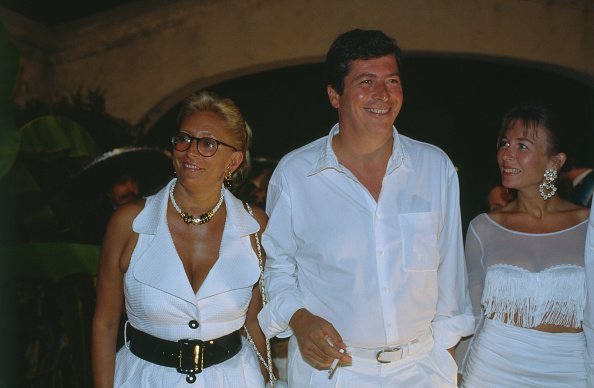 Patrick Balkany et son épouse Isabelle Balkany assistant à la fête d'Eddy Barclay à Port Grimaud, le 24 juillet 1992. | Photo : Getty Images