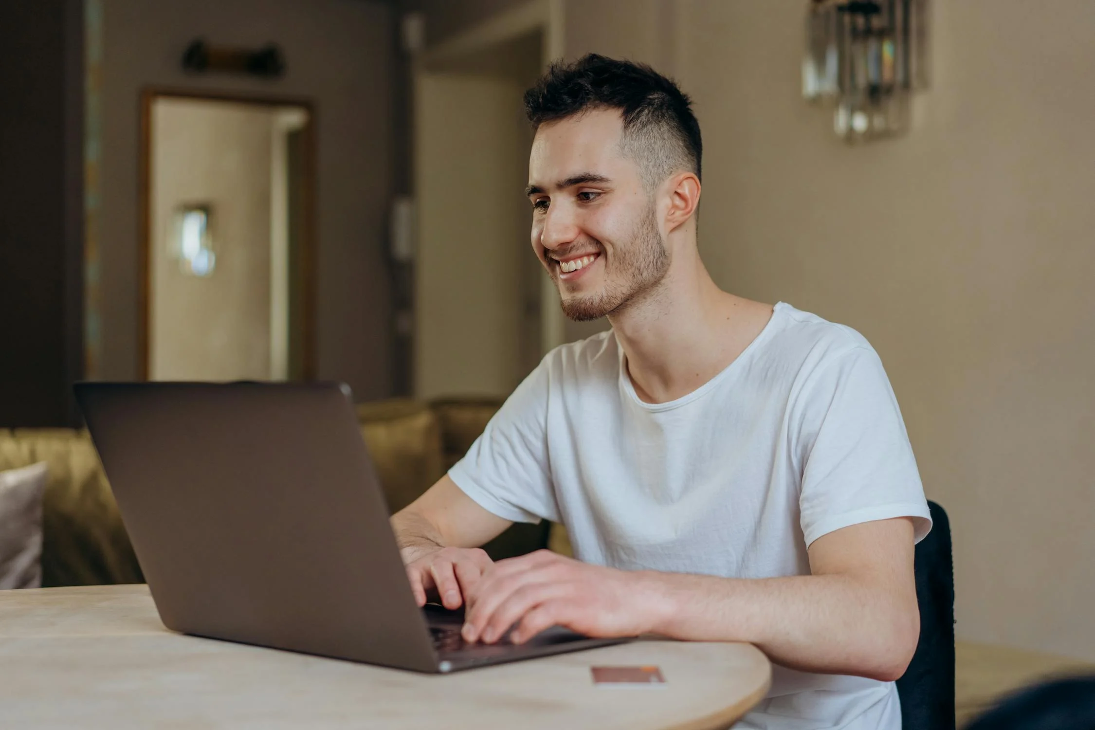 Un homme qui travaille dans son salon | Source : Pexels