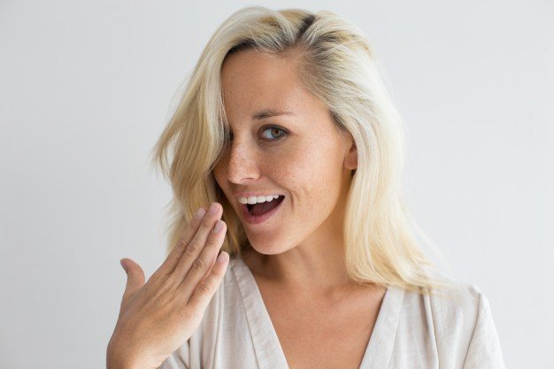 Une femme blonde qui rit. l Source : Shutterstock