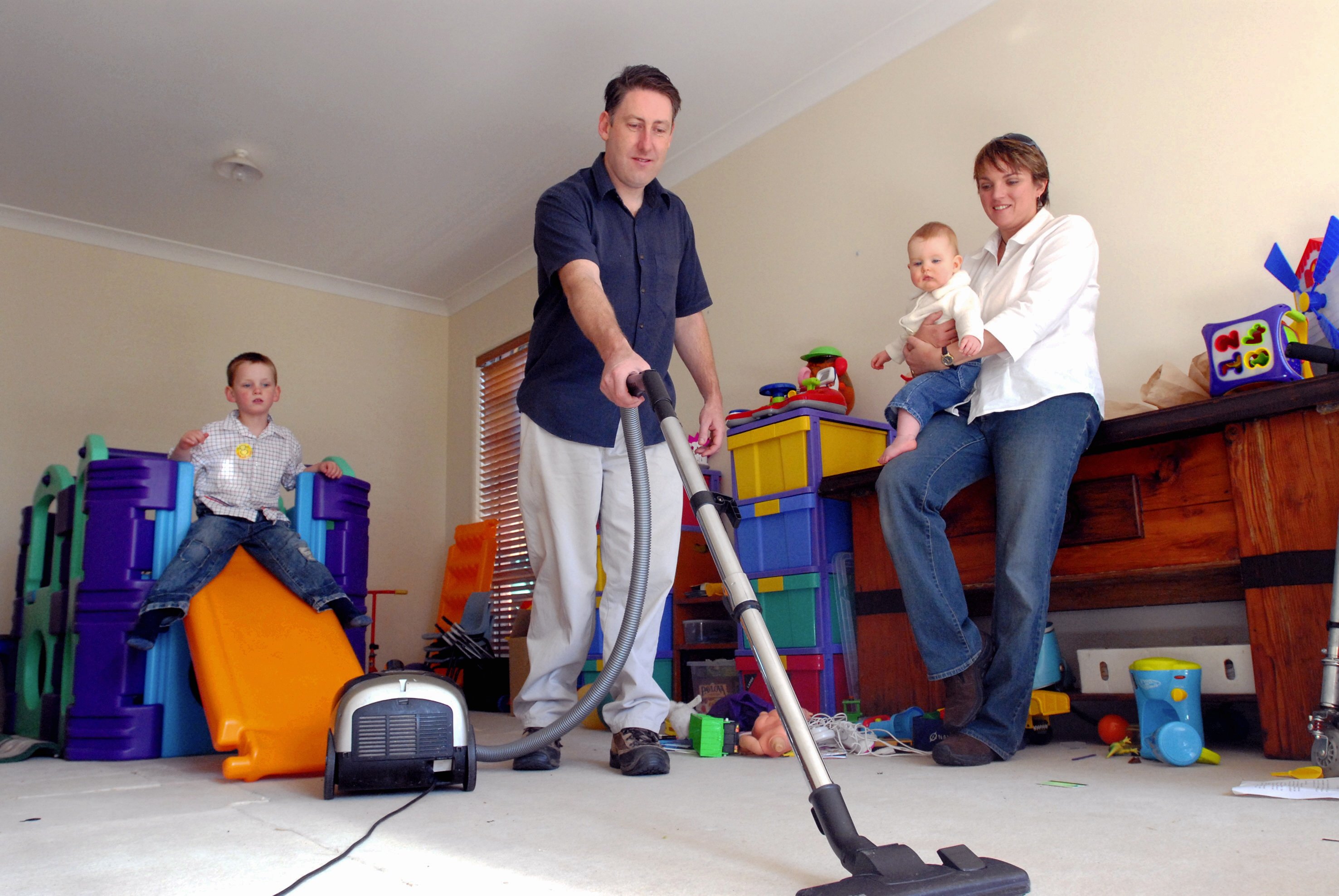 Une famille faisant le ménage | Source: Getty Images