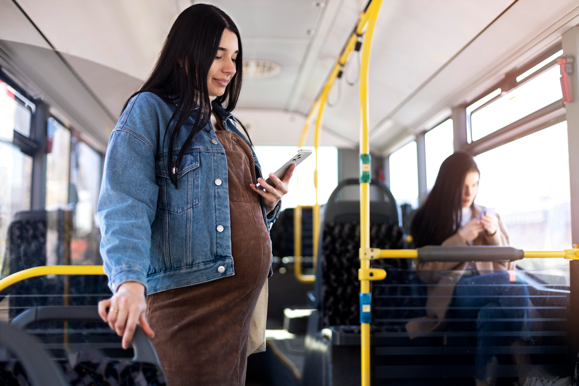 Une femme enceinte voyageant en bus | Source : Freepik