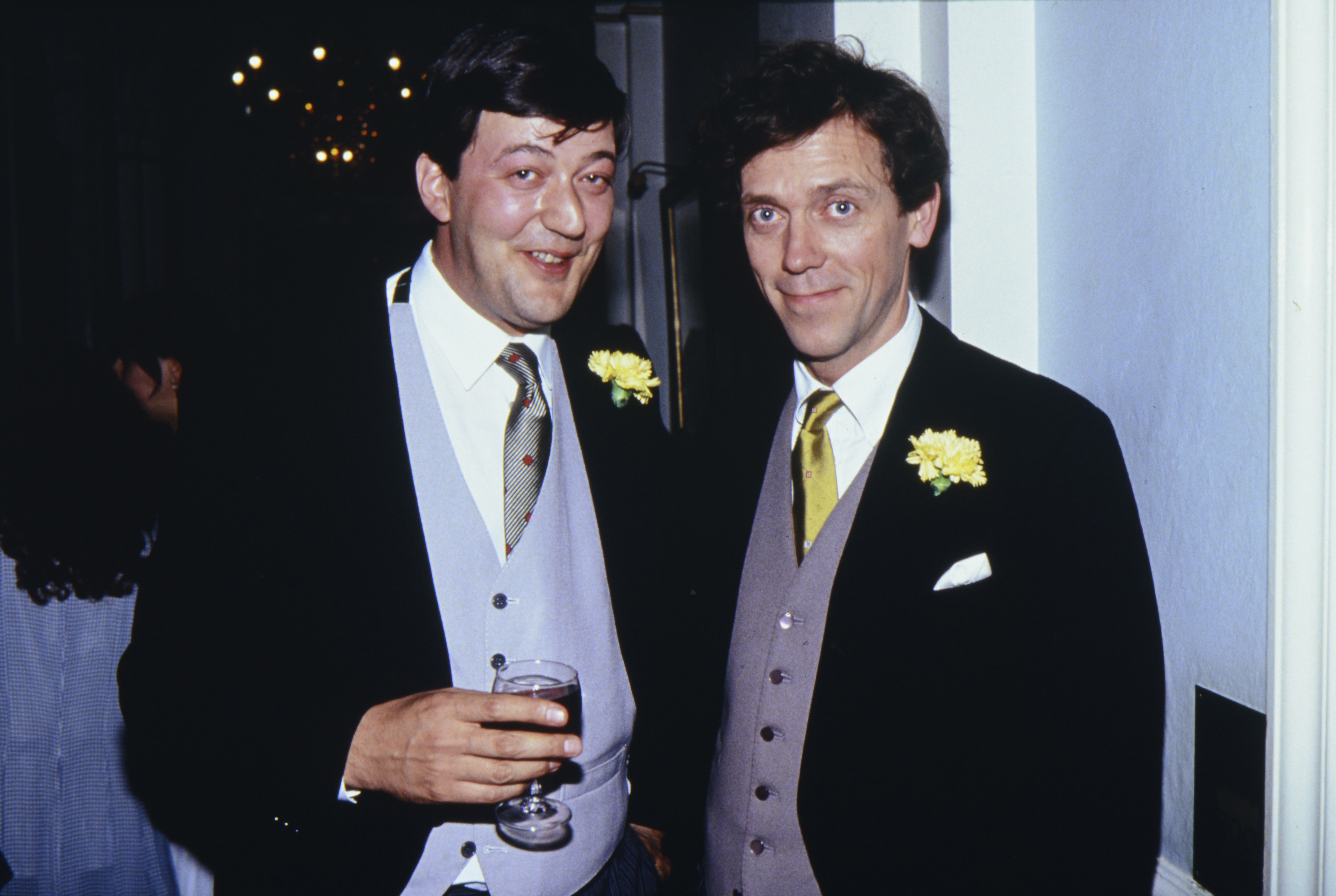 Stephen Fry et Hugh Laurie assistent à la première britannique de "Quatre mariages et un enterrement" à Leicester Square le 11 mai 1994 à Londres, Angleterre. | Source : Getty Images