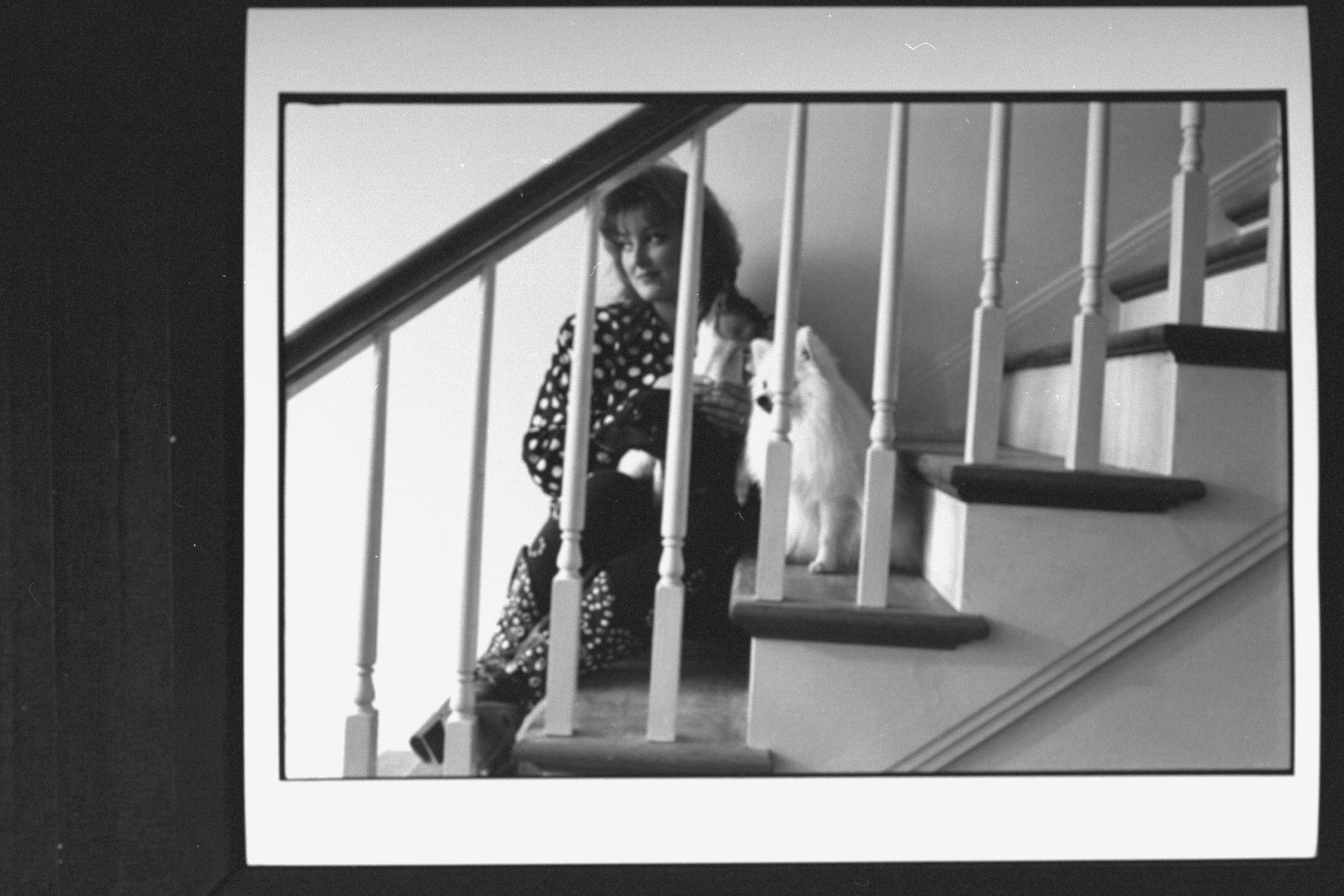 La jeune fille avec ses chiens à la maison le 9 novembre 1990 | Source : Getty Images
