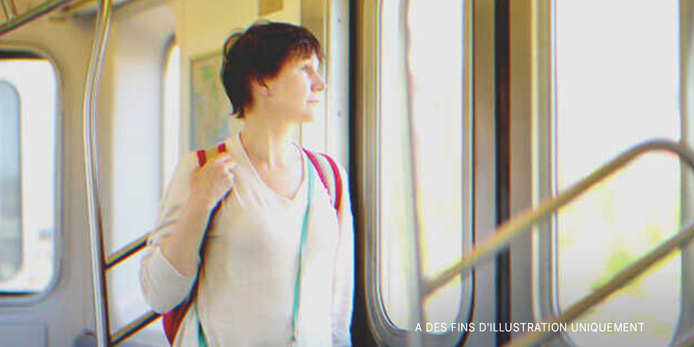 Une femme portant un sac à dos | Source : Shutterstock