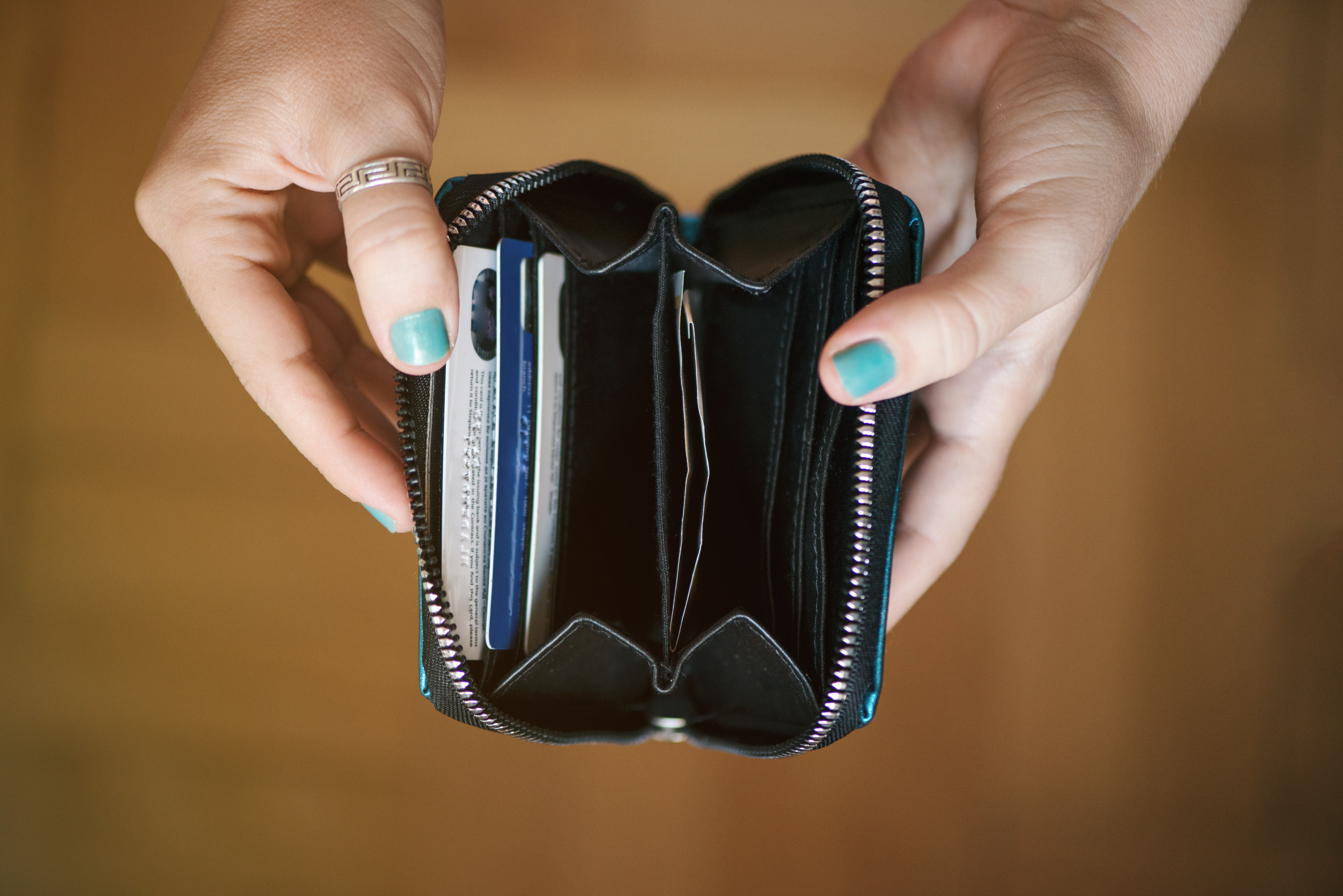 Une femme tenant un portefeuille vide | Source : Shutterstock