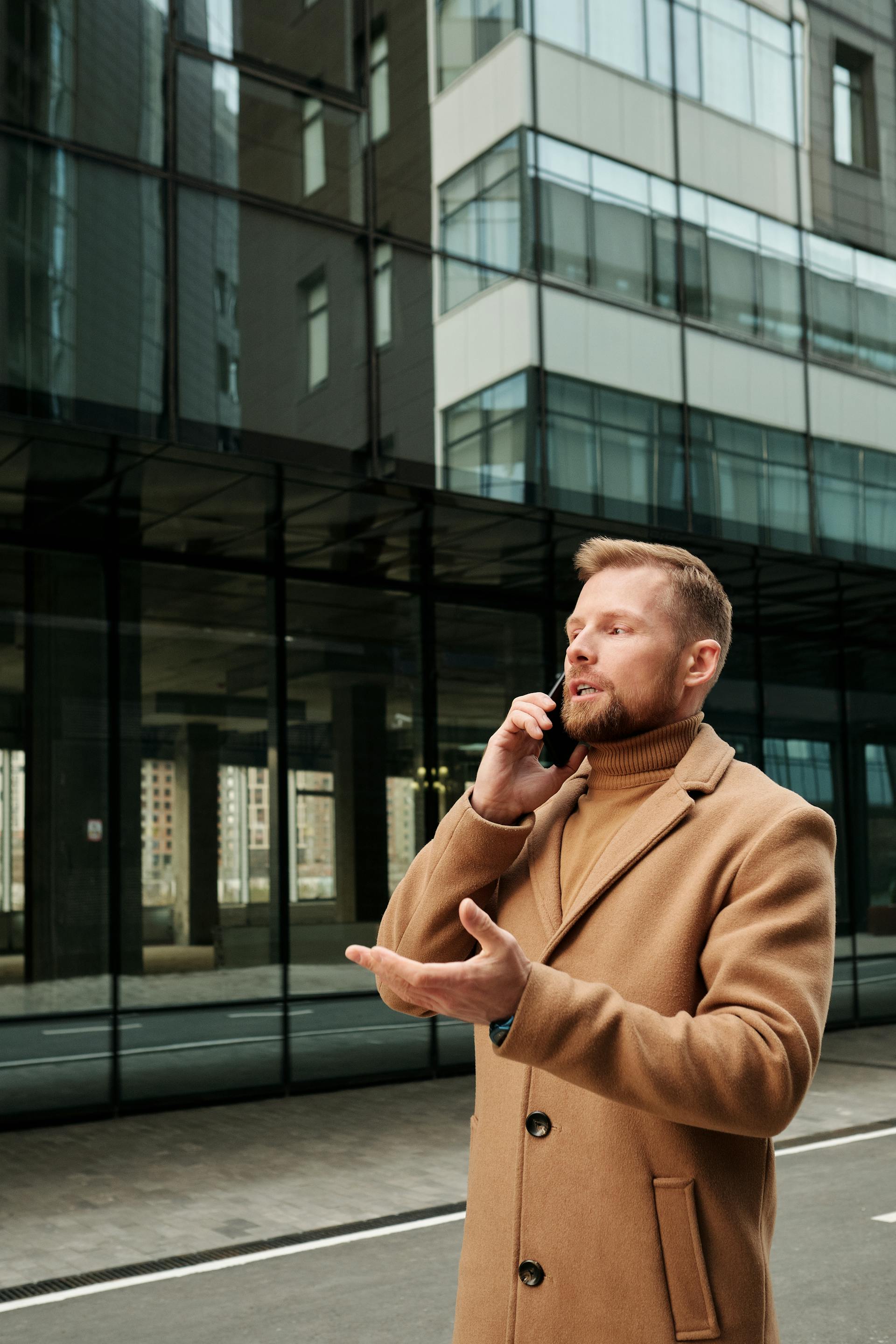 Un homme qui parle au téléphone | Source : Pexels