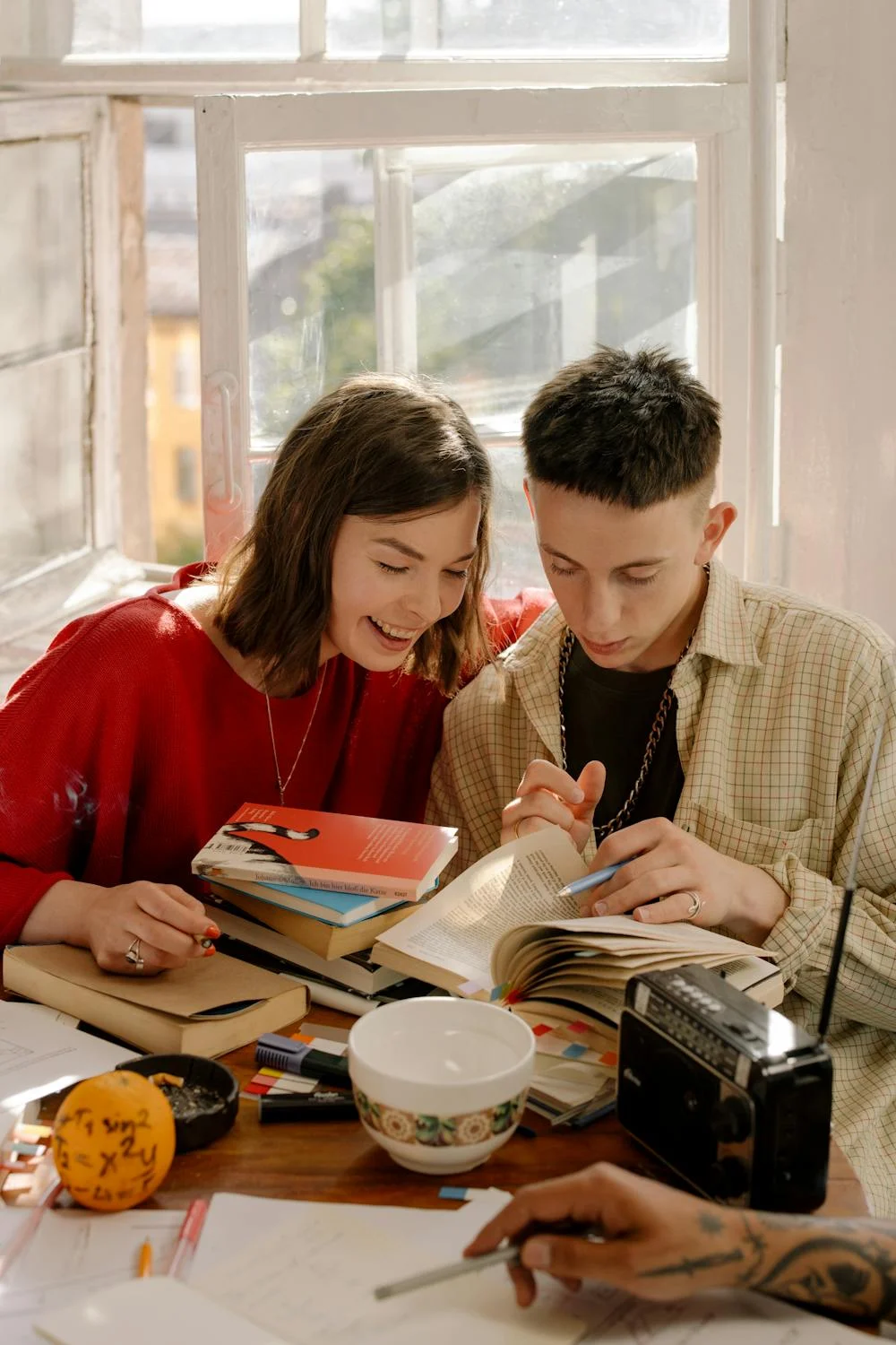 Un couple en train d'étudier | Source : Pexels