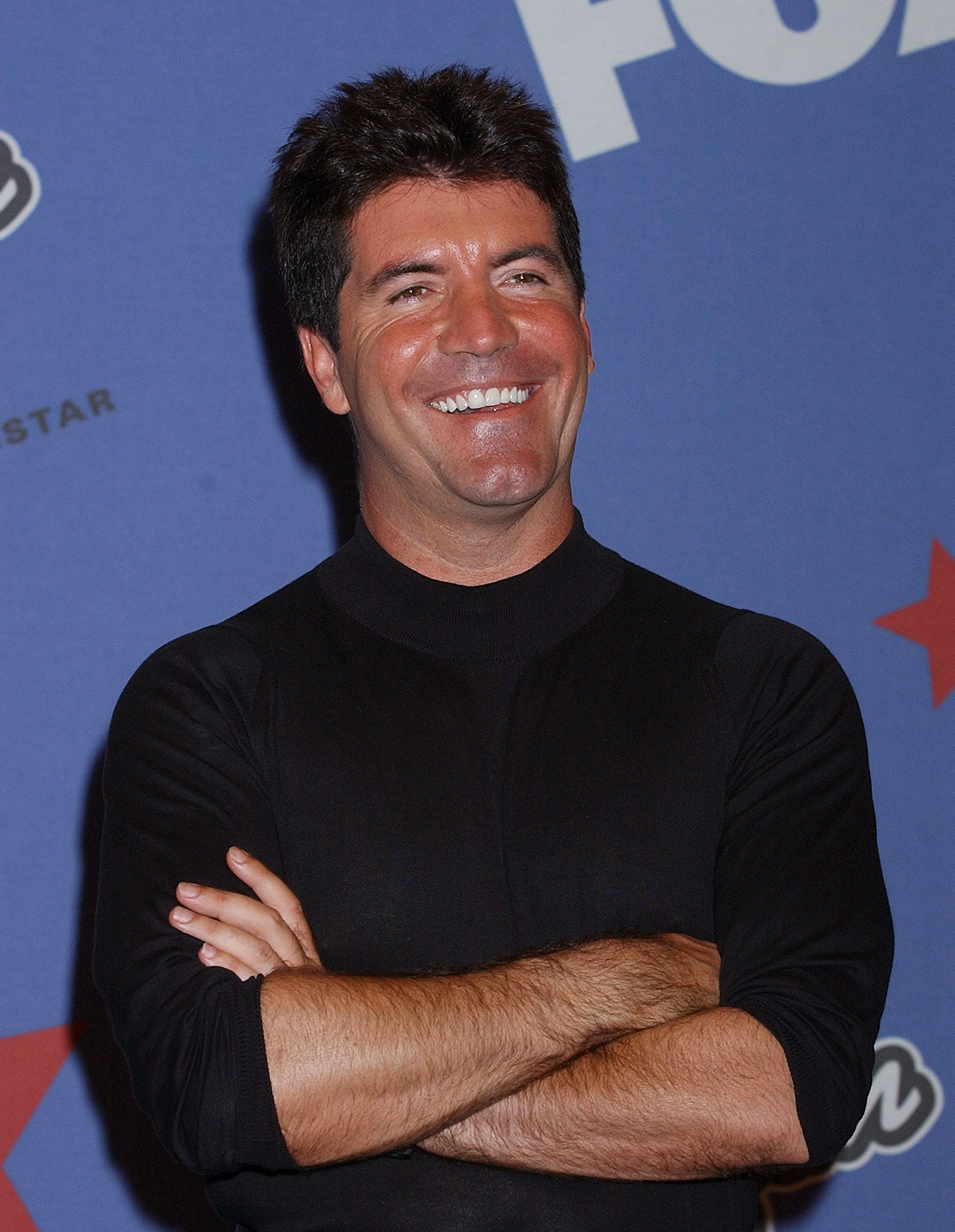 Simon Cowell lors de la finale de la première saison d'"American Idol" le 3 septembre 2002 | Source : Getty Images