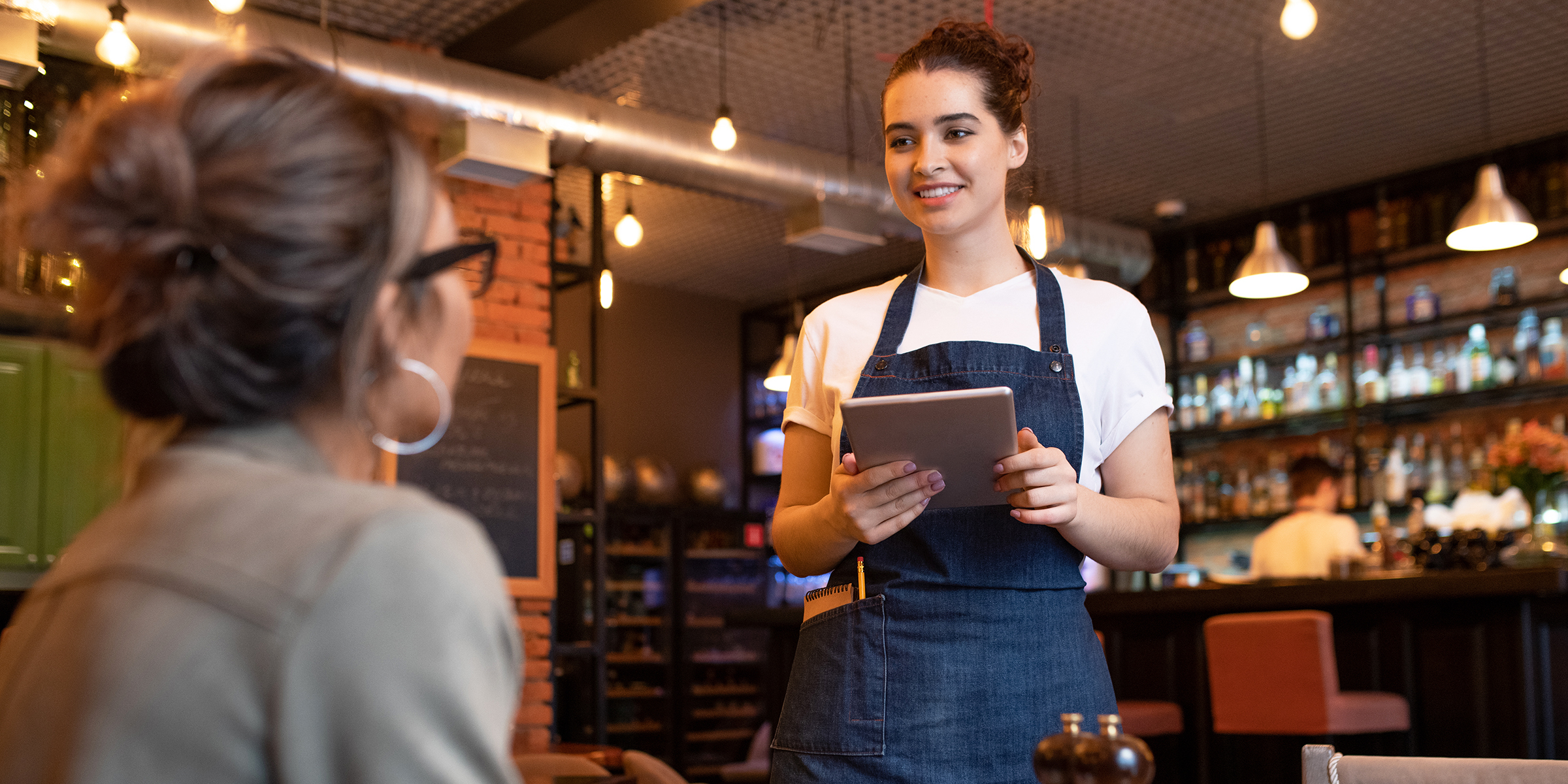 Une serveuse dans un café | Source : Shutterstock