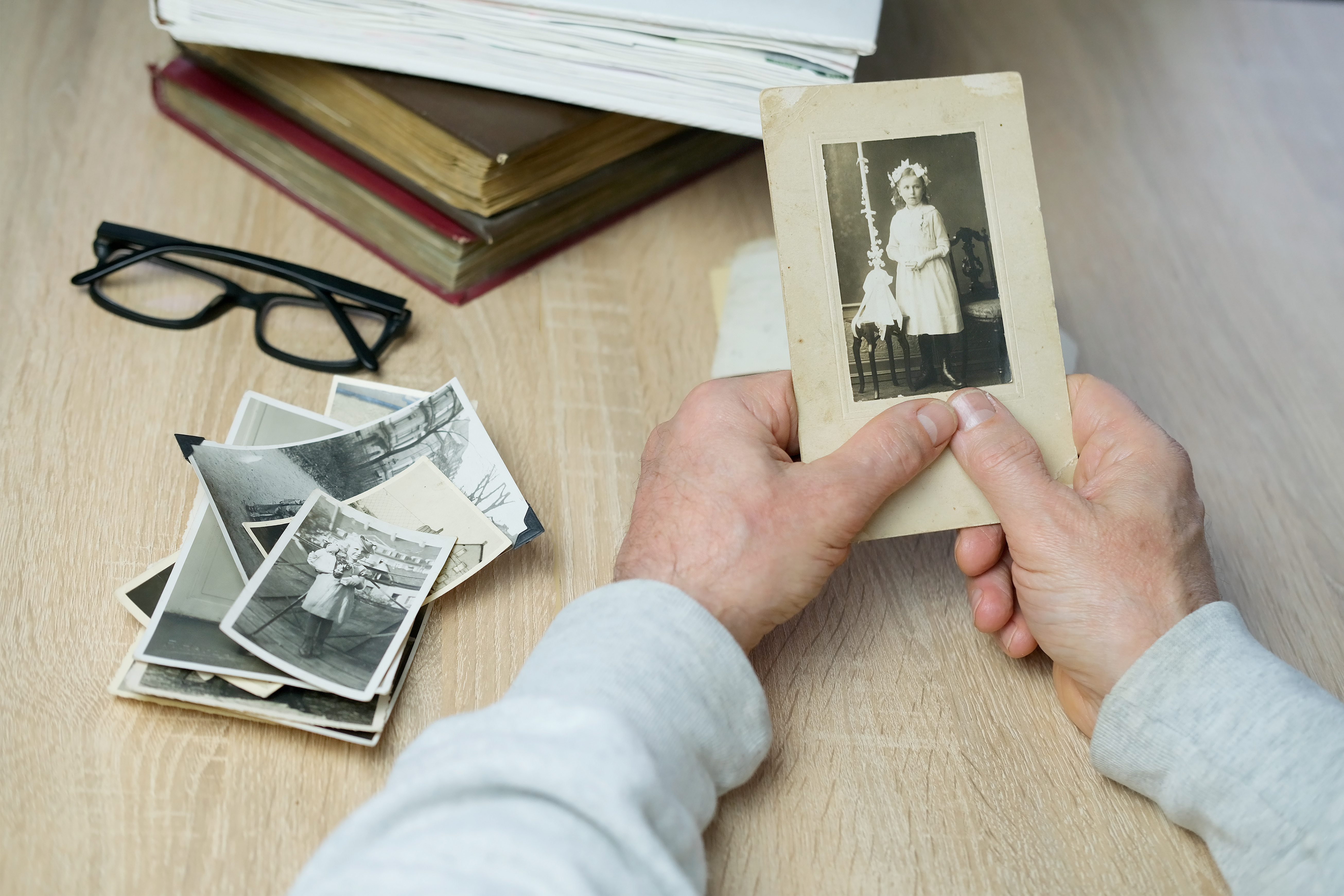 Une personne tenant une vieille photo vintage | Source : Shutterstock