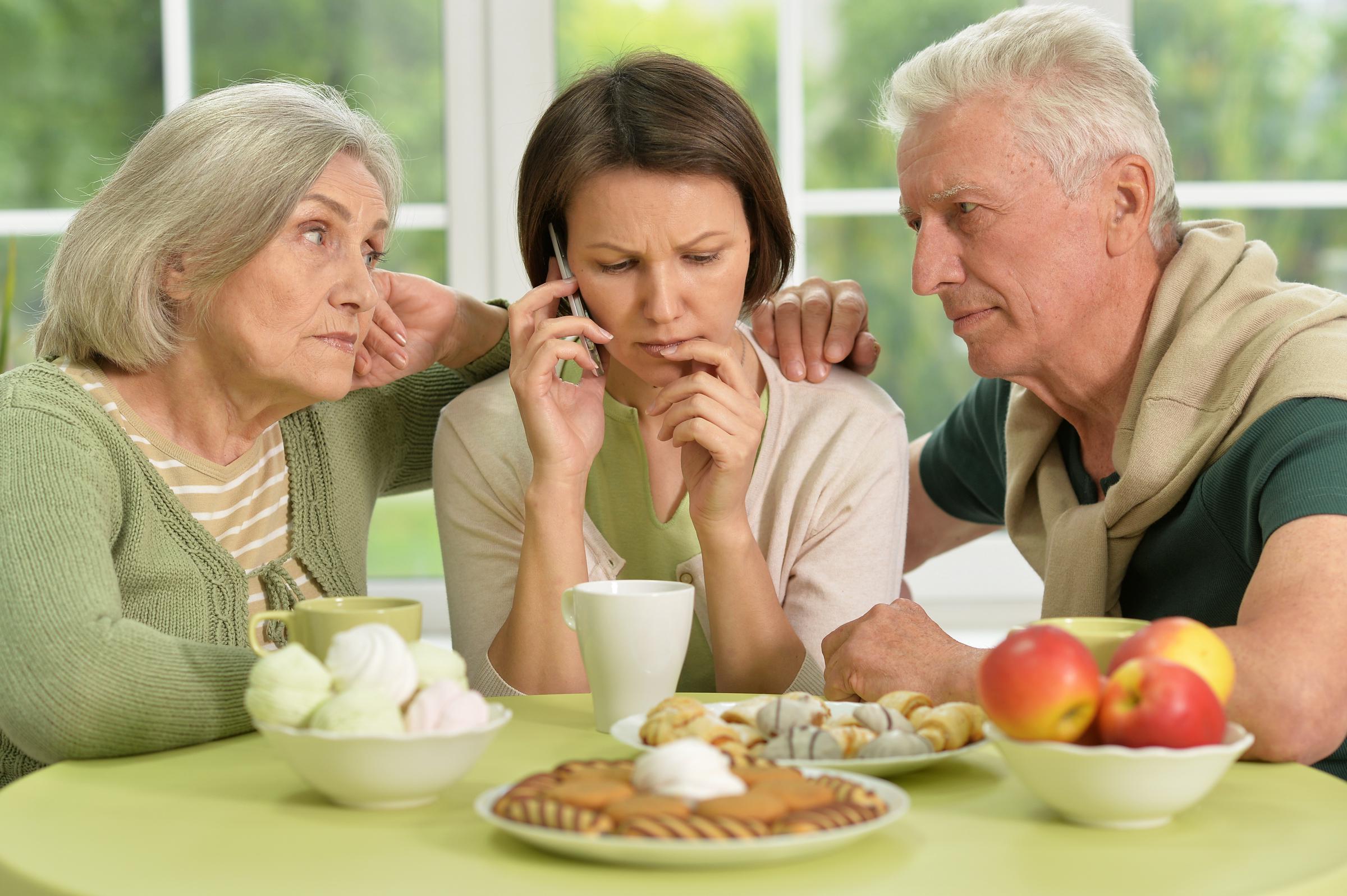Des parents âgés s'inquiètent pour leur fille | Source : Shutterstock