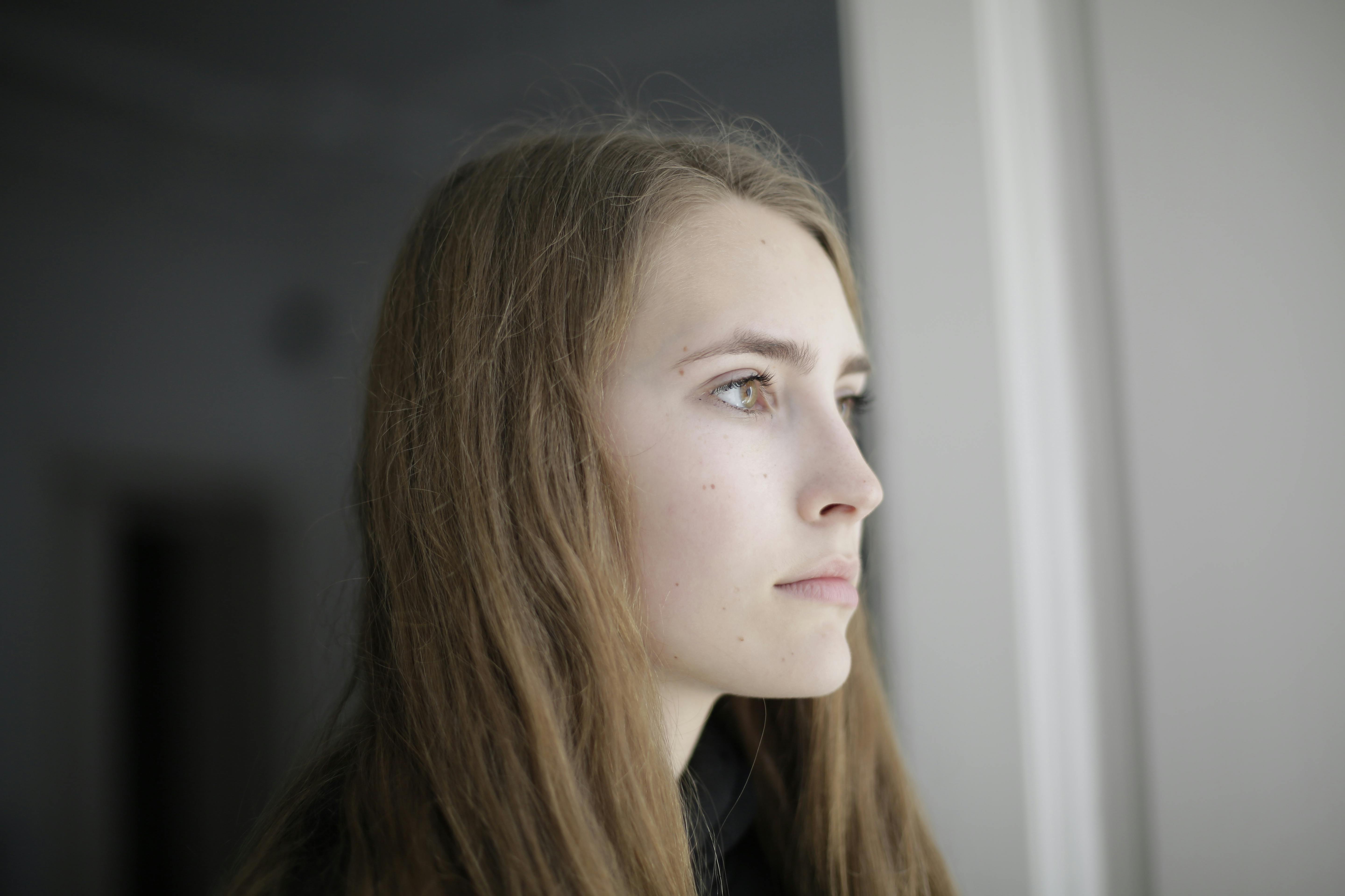 Une jeune femme pensive | Source : Pexels