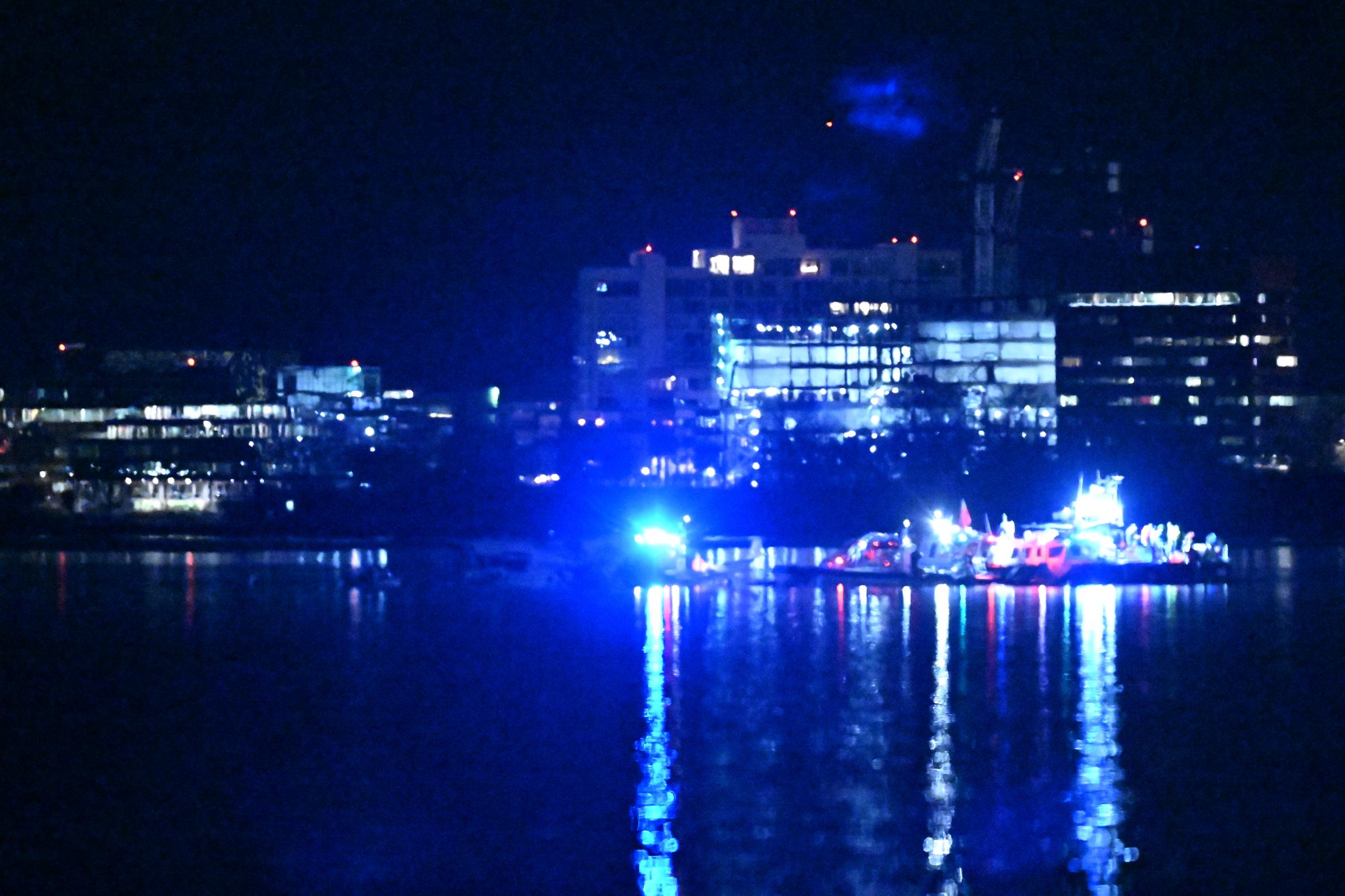 Une vue de l'avion d'American Airlines dans l'eau après qu'il soit entré en collision en plein vol avec un hélicoptère militaire et se soit écrasé dans la rivière Potomac à Washington, D.C., le 30 janvier 2025 | Source : Getty Images